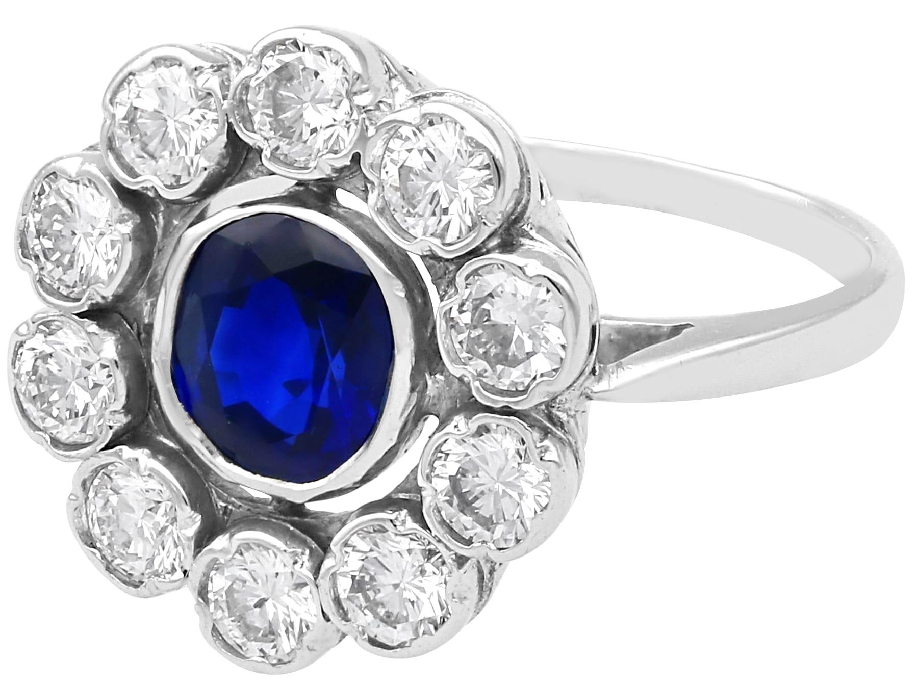 Taille coussin Bague grappe vintage en or blanc 18 carats avec saphir 0,82 carat et diamant 0,65 carat, c. 1950 en vente