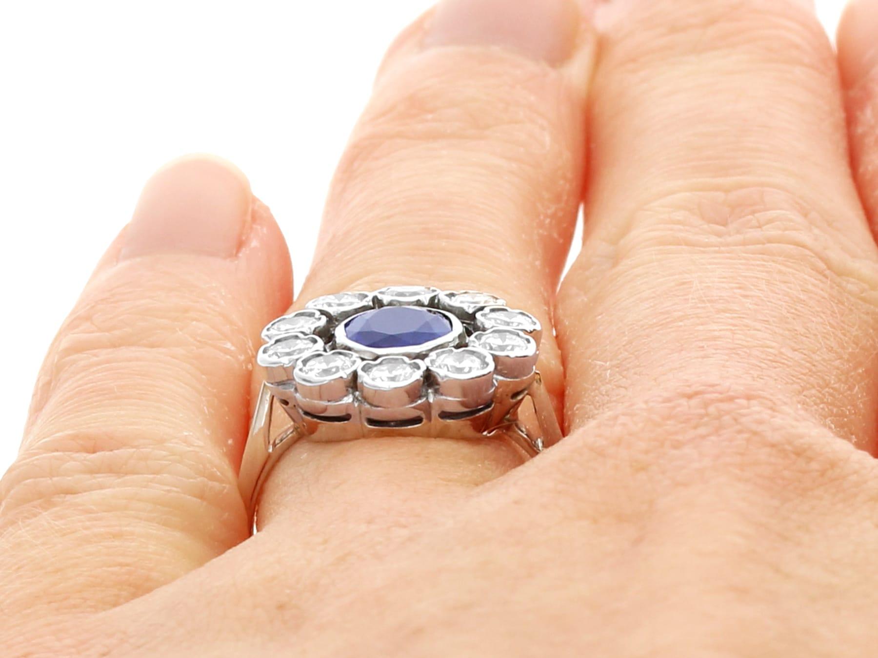 Bague grappe vintage en or blanc 18 carats avec saphir 0,82 carat et diamant 0,65 carat, c. 1950 en vente 4