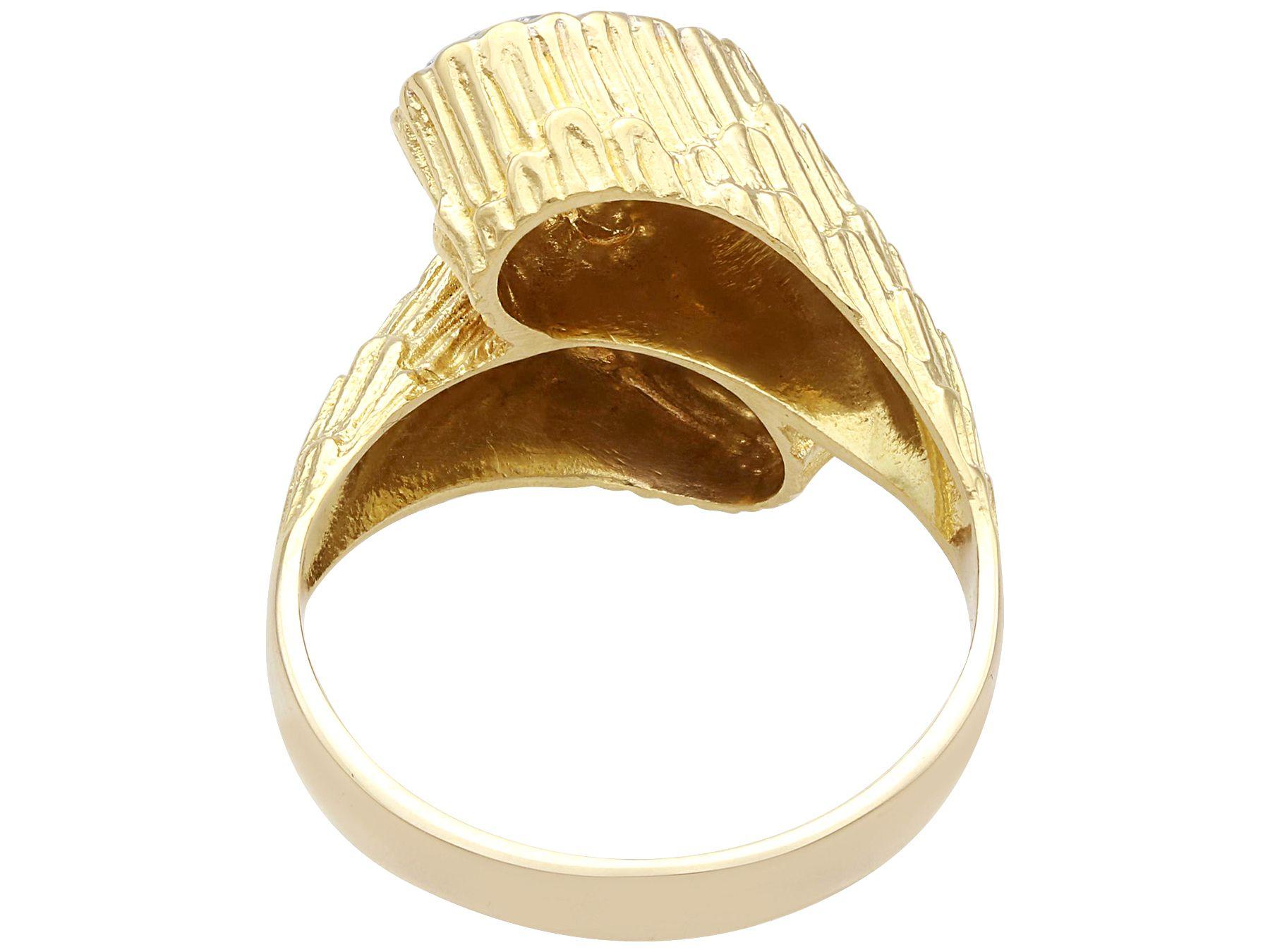Vintage 0.83 Carat Diamond and 18K Yellow Gold Twist Ring In Excellent Condition For Sale In Jesmond, Newcastle Upon Tyne