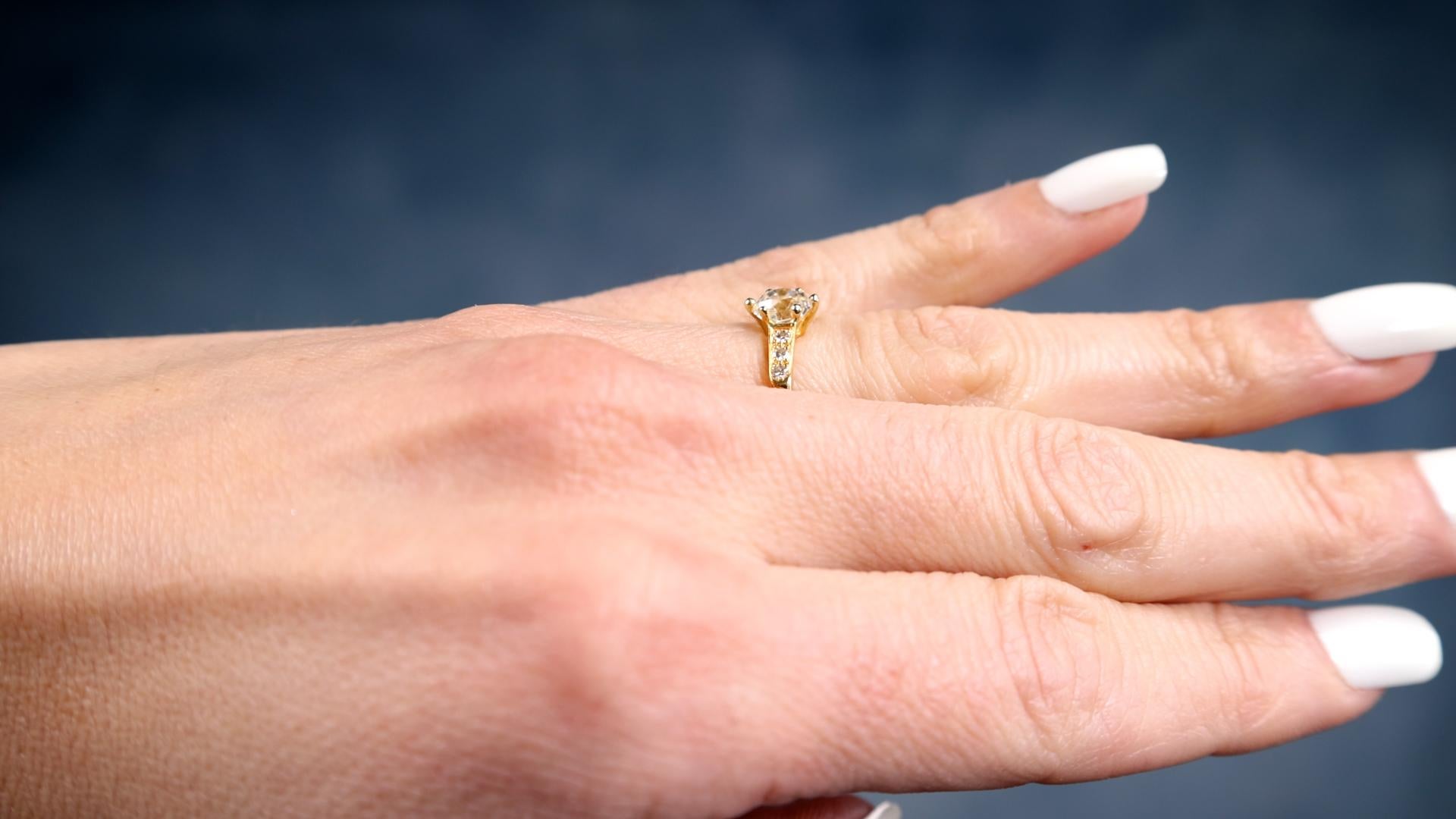 Women's or Men's Vintage 0.85 Carat Old Mine Cut Diamond 18k Yellow Gold Ring