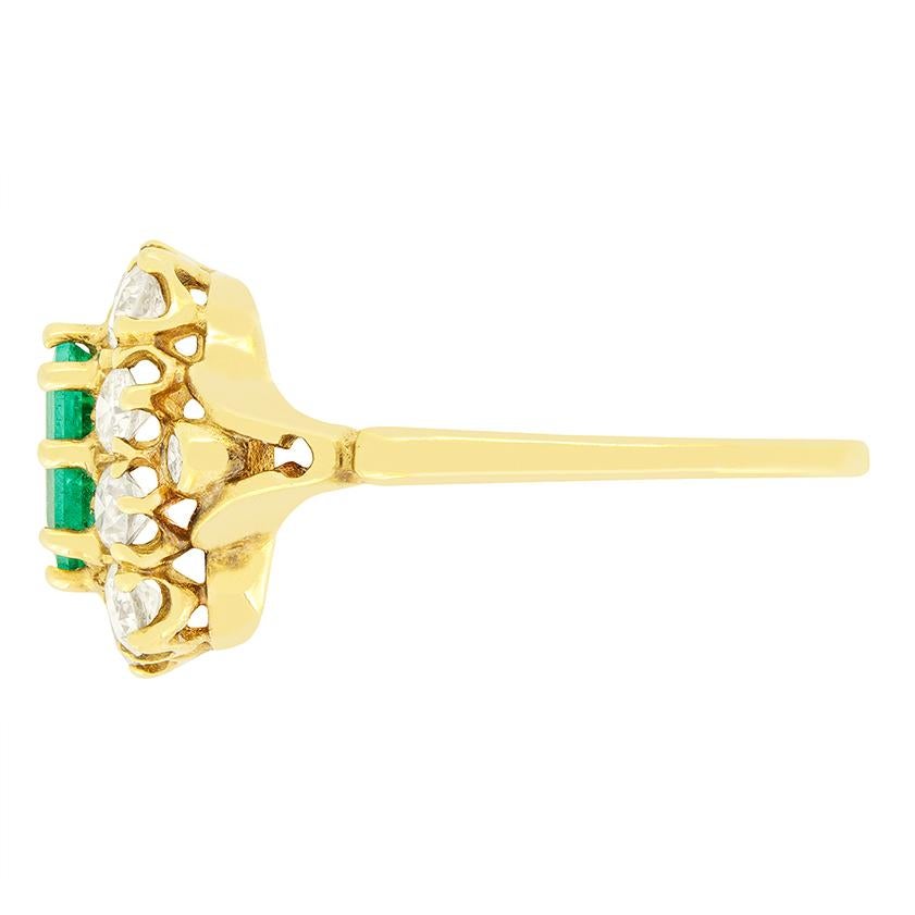 Vintage 0,85ct Smaragd und Diamant Cluster Ring, ca. 1960er Jahre (Smaragdschliff) im Angebot