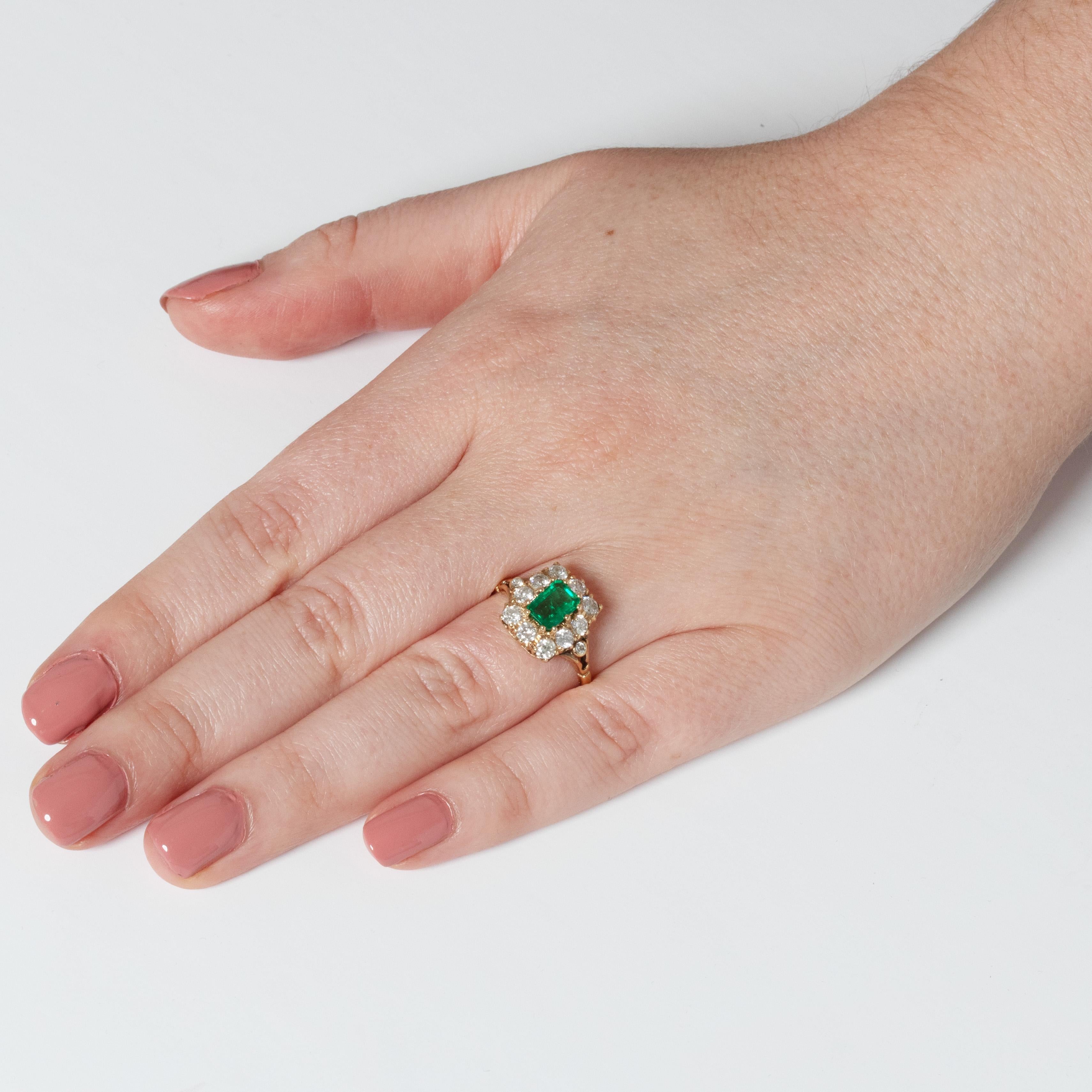 Vintage 0,85ct Smaragd und Diamant Cluster Ring, ca. 1960er Jahre für Damen oder Herren im Angebot