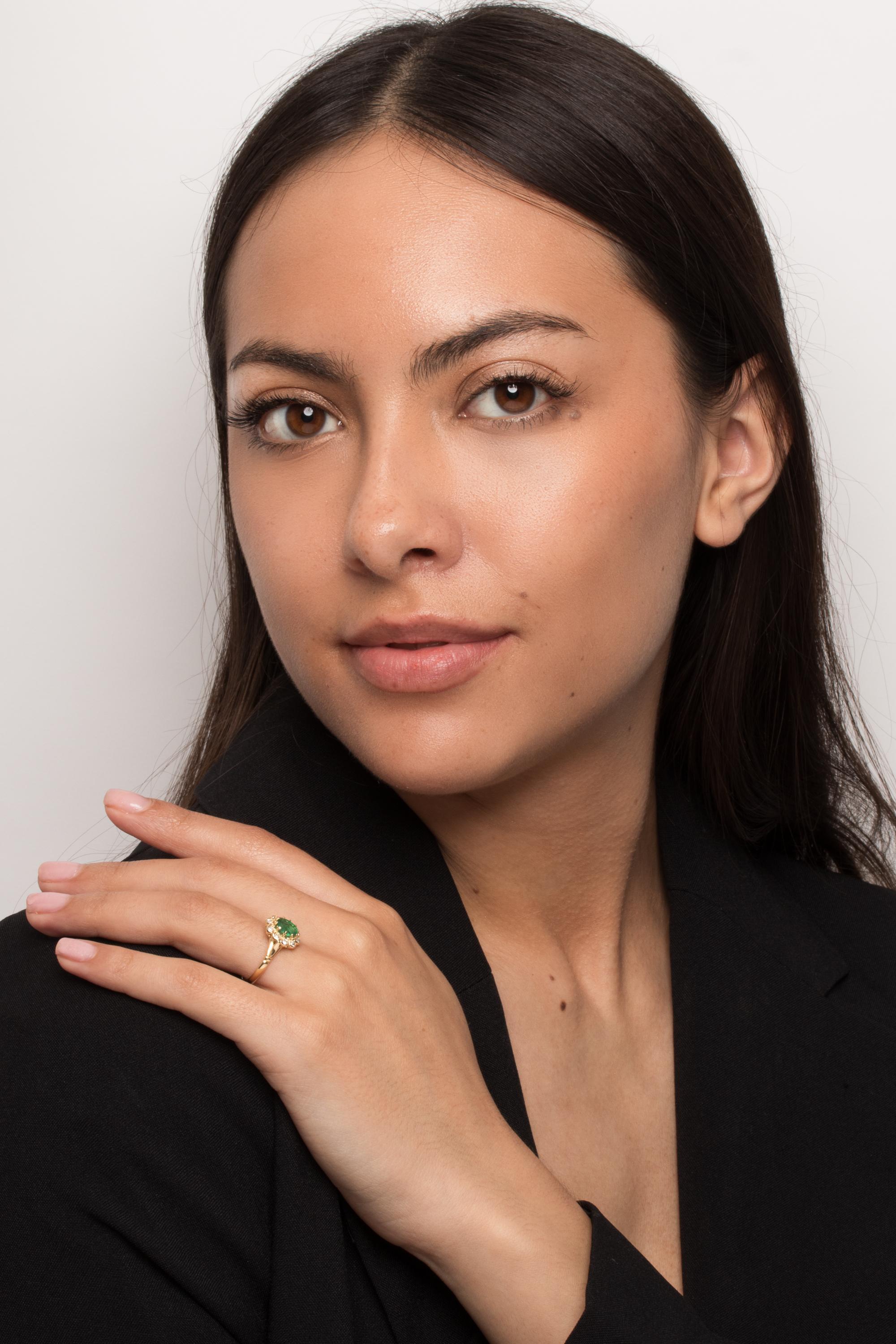 Vintage-Cluster-Ring mit 0,85 Karat Smaragd und Diamant, ca. 1989 im Angebot 1