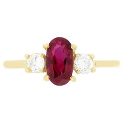 Anello a tre pietre con rubino e diamanti d'epoca da 0,85 carati, anni '70 circa