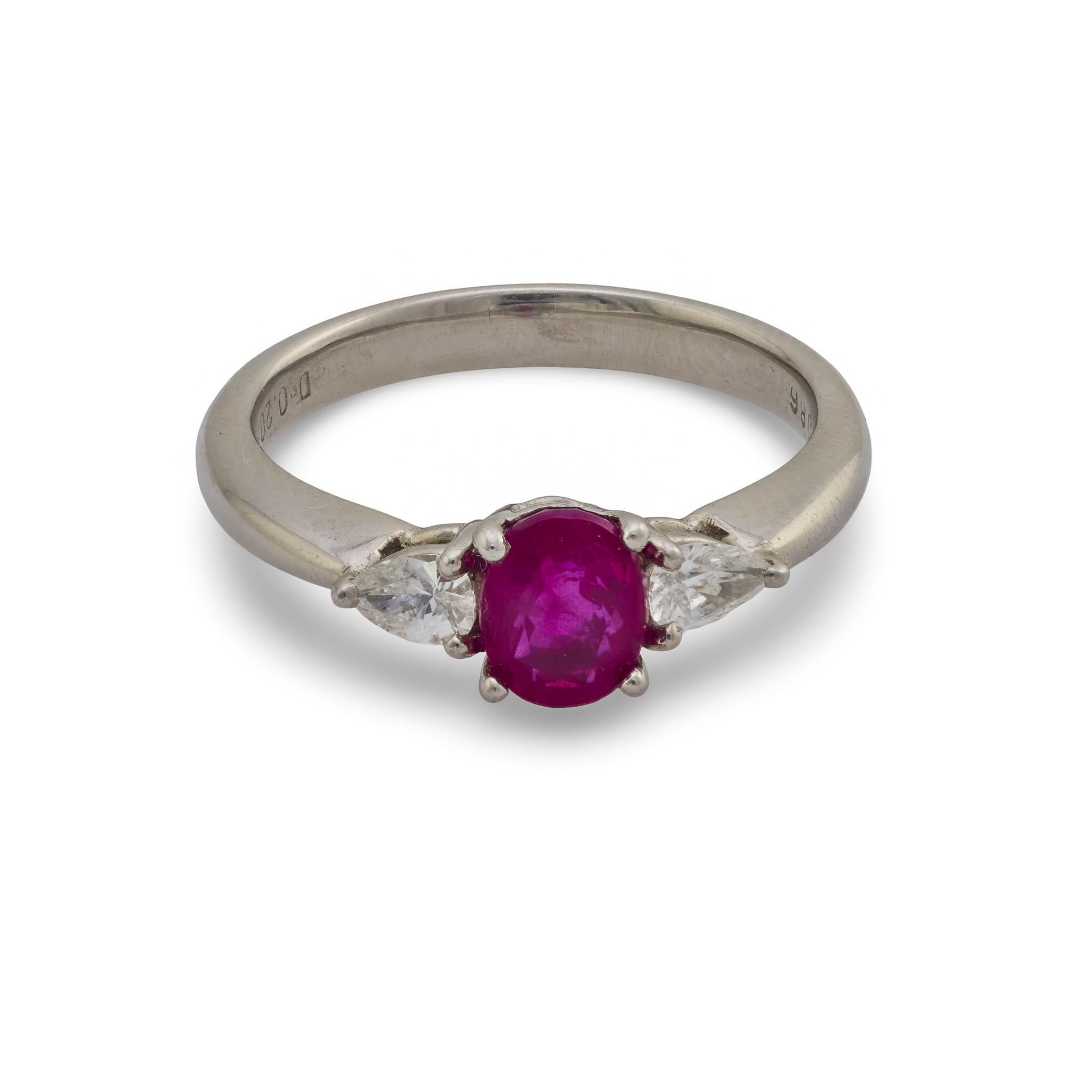 Contemporain Vintage 0.86 carat ruby diamond platinum three stone ring en vente