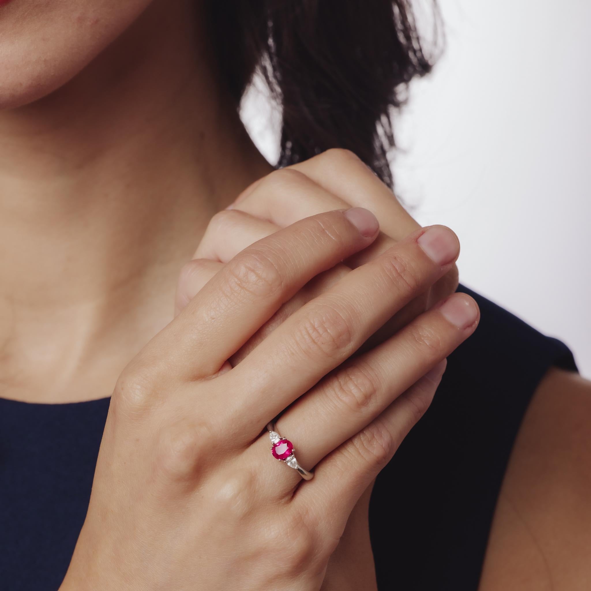 Taille ovale Vintage 0.86 carat ruby diamond platinum three stone ring en vente