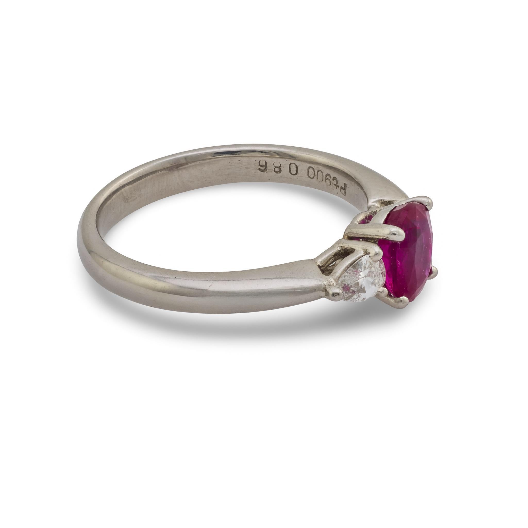 Vintage 0.86 carat ruby diamond platinum three stone ring Bon état - En vente à Beverly Hills, CA