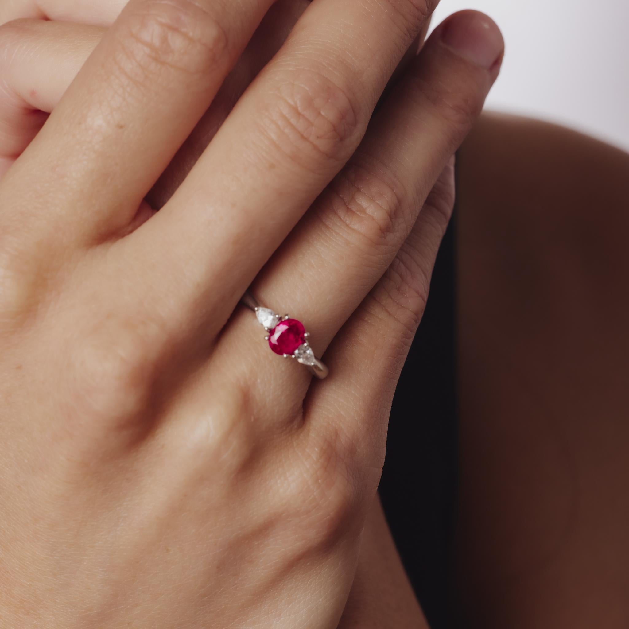 Vintage 0.86 carat ruby diamond platinum three stone ring Pour femmes en vente