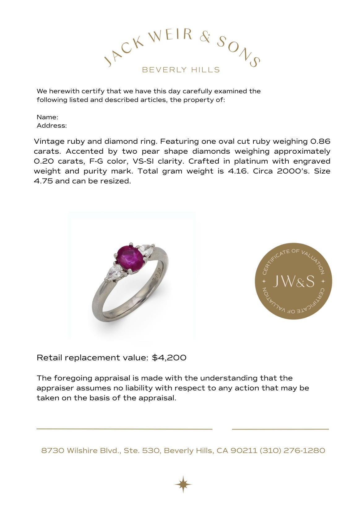 Vintage 0.86 carat ruby diamond platinum three stone ring en vente 2