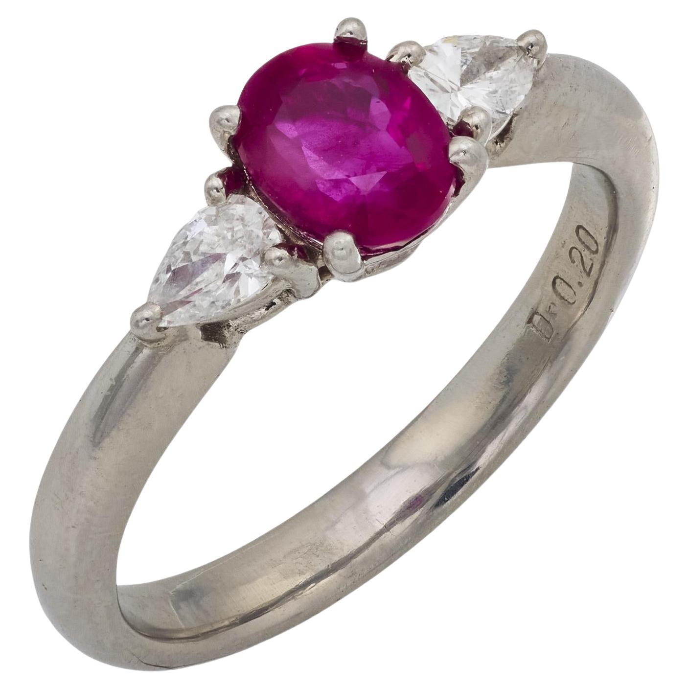 Anello vintage con tre pietre in platino e diamante e rubino da 0,86 carati