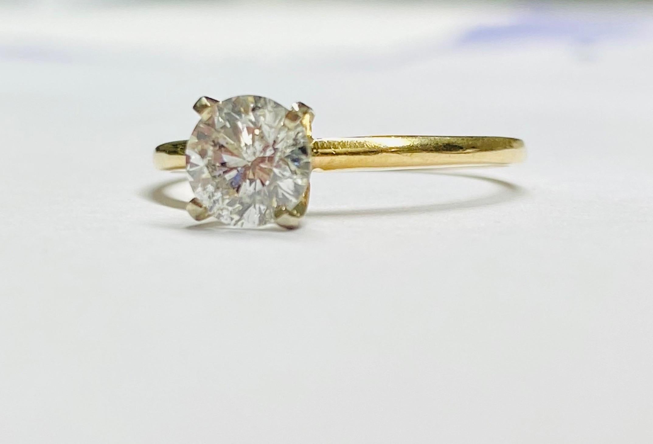Vintage 0.87 Carat Center Round Diamond Engagement Ring 14k Gold For Sale 1