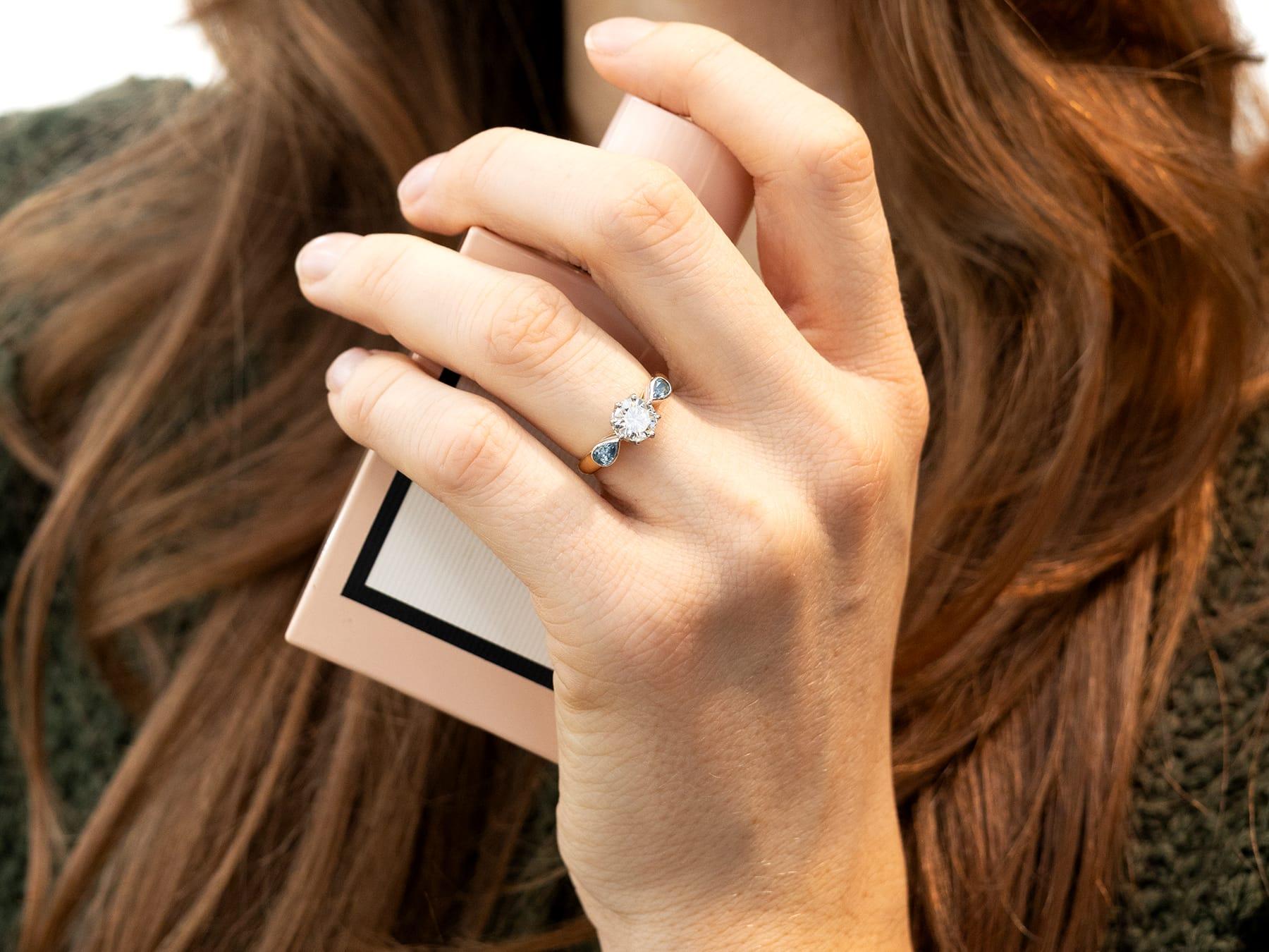 Vintage 0,90 Karat Diamant 0,46 Karat Aquamarin 18k Gelbgold Ring CIRCA 1990 (Rundschliff) im Angebot