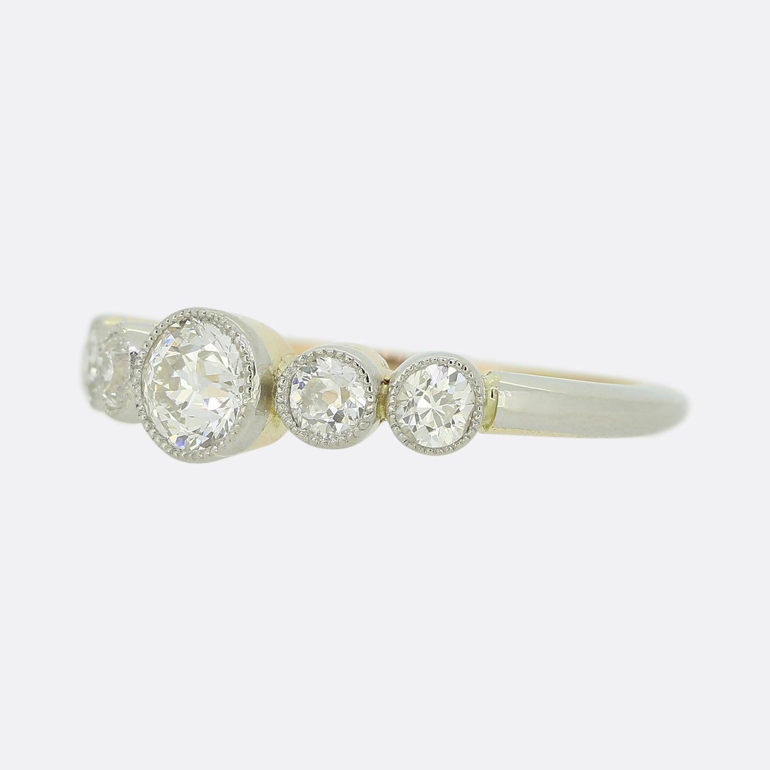 Aquí tenemos un precioso anillo de oro de 18 ct con cinco diamantes. La pieza está fabricada en oro amarillo y blanco e incluye cinco diamantes talla antigua bien combinados, cada uno de ellos engastado en la cara en una dimensión convexa. 

Estado: