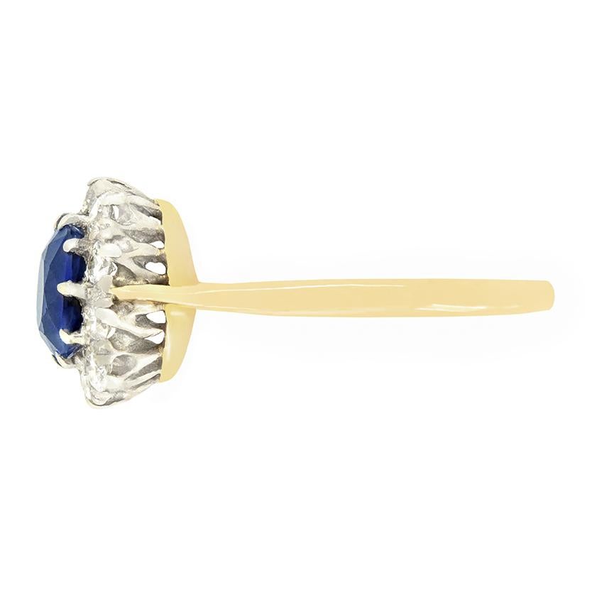 Taglio ovale Anello a grappolo con zaffiro e diamante da 0,90 carati d'epoca, 1950 ca. in vendita