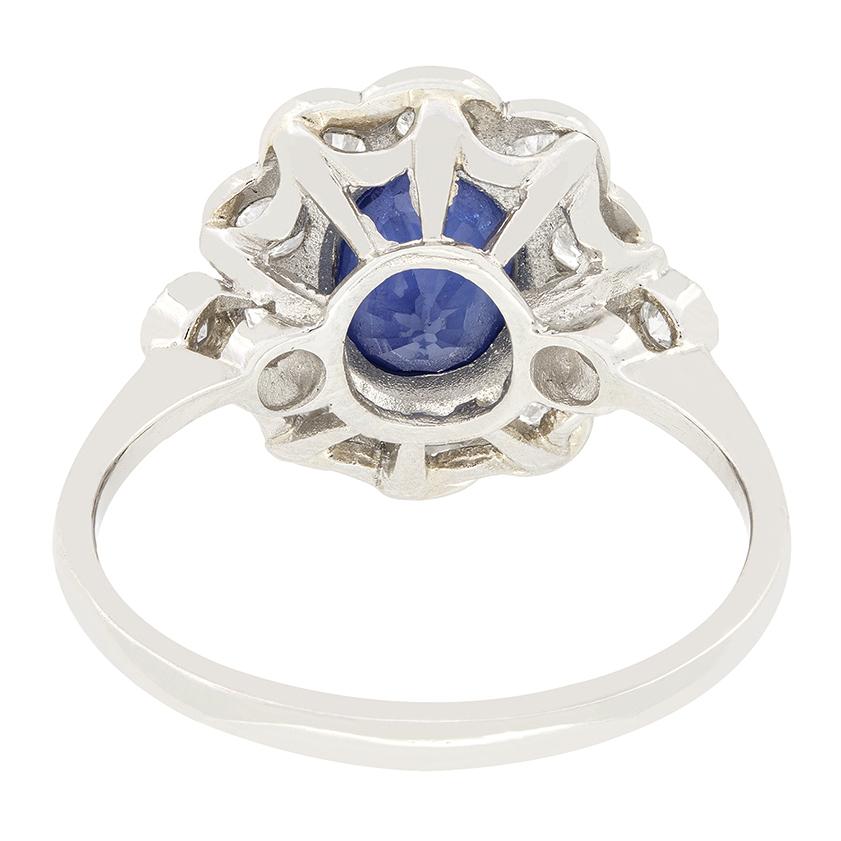 Vintage 0.90ct Sapphire and Diamond Cluster Ring, c.1950s In Good Condition For Sale In London, GB