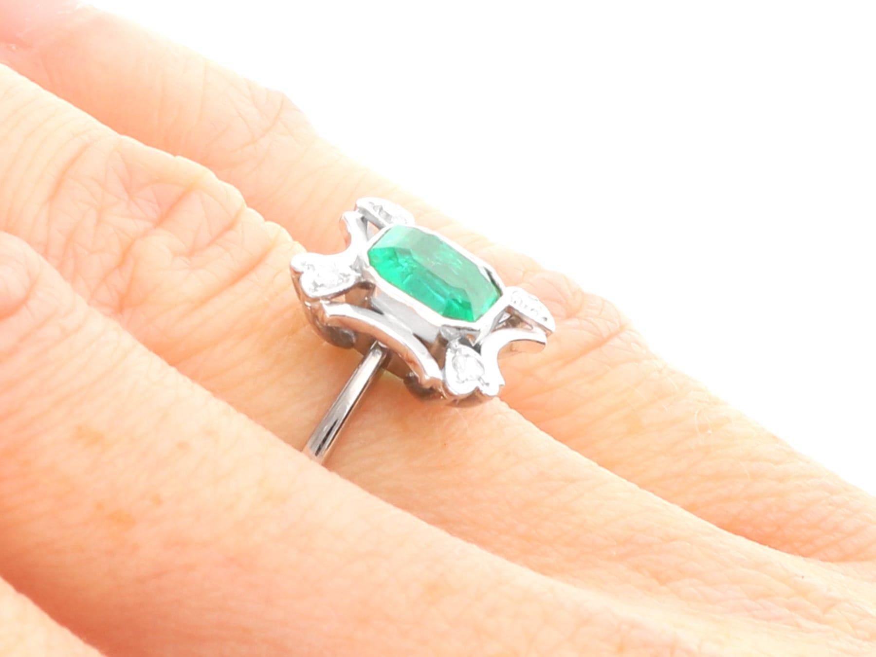 Bague vintage en or blanc 18 carats avec émeraudes et diamants 0,92 carat, c. 1950 en vente 5