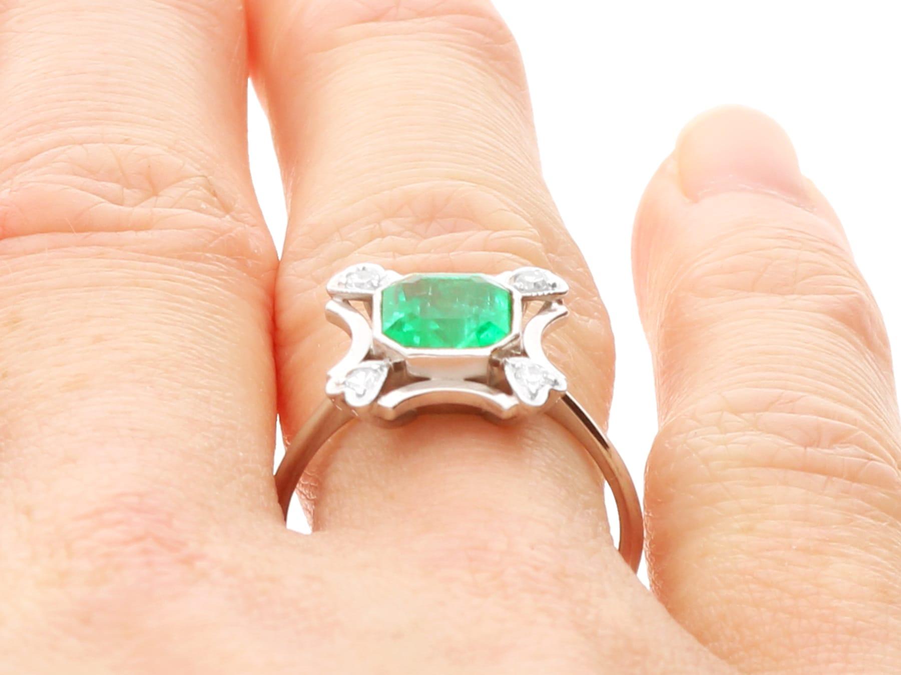 Bague vintage en or blanc 18 carats avec émeraudes et diamants 0,92 carat, c. 1950 en vente 6