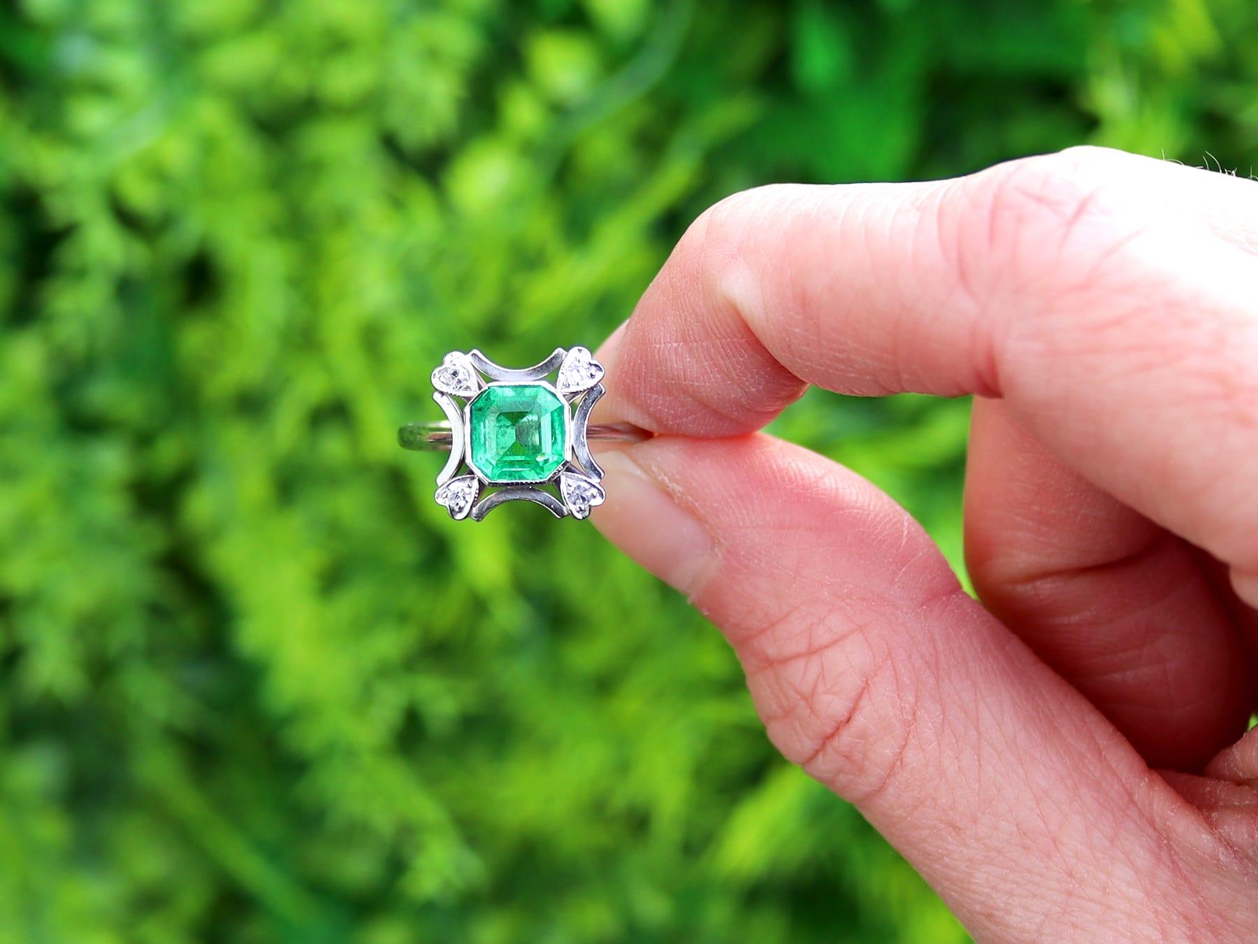 Une superbe bague vintage en or blanc 18 carats de 0,92 carat d'émeraude et de 0,08 carat de diamant ; un ajout à nos collections de bijoux vintage. 

Cette magnifique bague vintage, fine et impressionnante, a été réalisée en or blanc 18 carats.

La