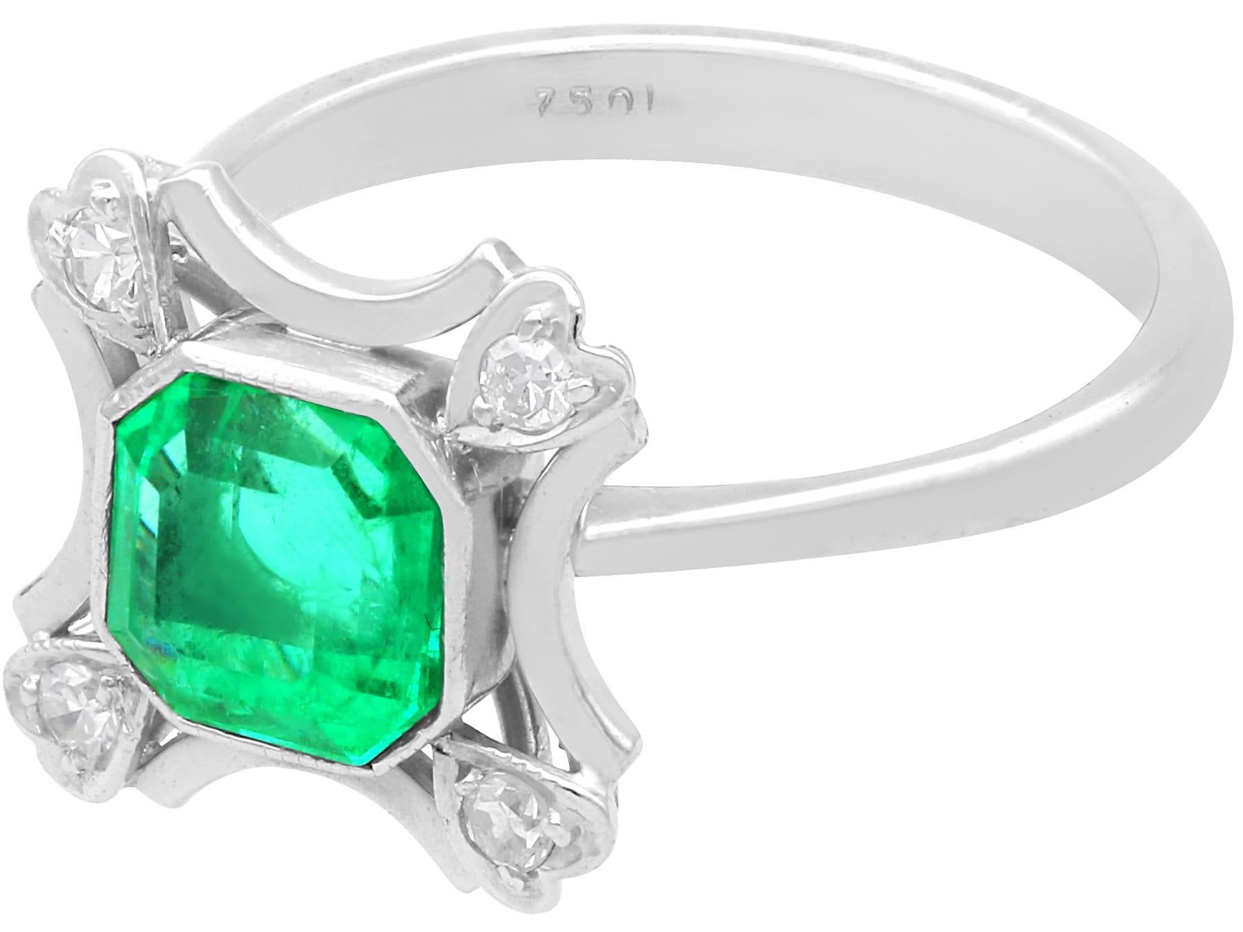 Bague vintage en or blanc 18 carats avec émeraudes et diamants 0,92 carat, c. 1950 Excellent état - En vente à Jesmond, Newcastle Upon Tyne