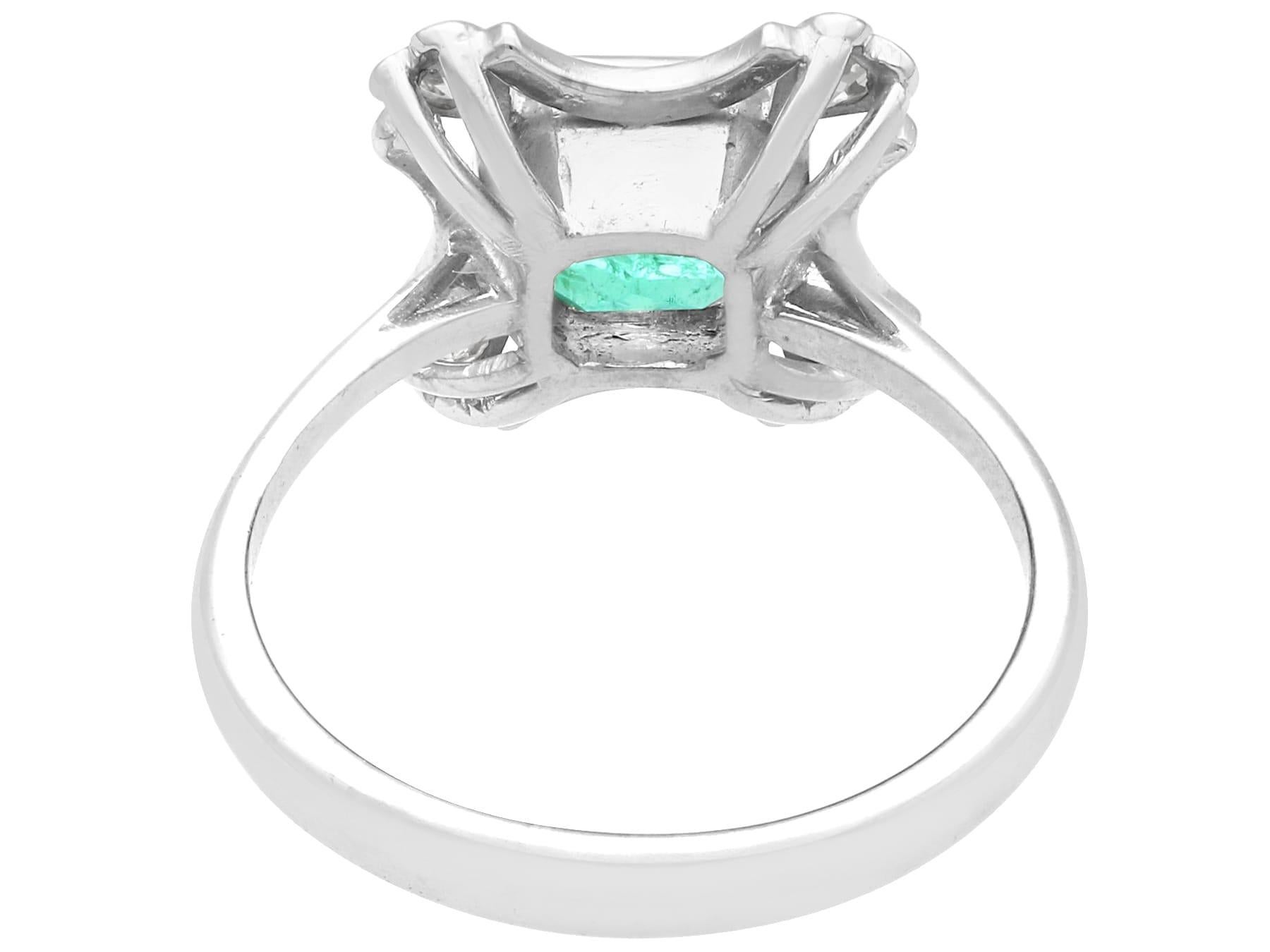 Bague vintage en or blanc 18 carats avec émeraudes et diamants 0,92 carat, c. 1950 Unisexe en vente
