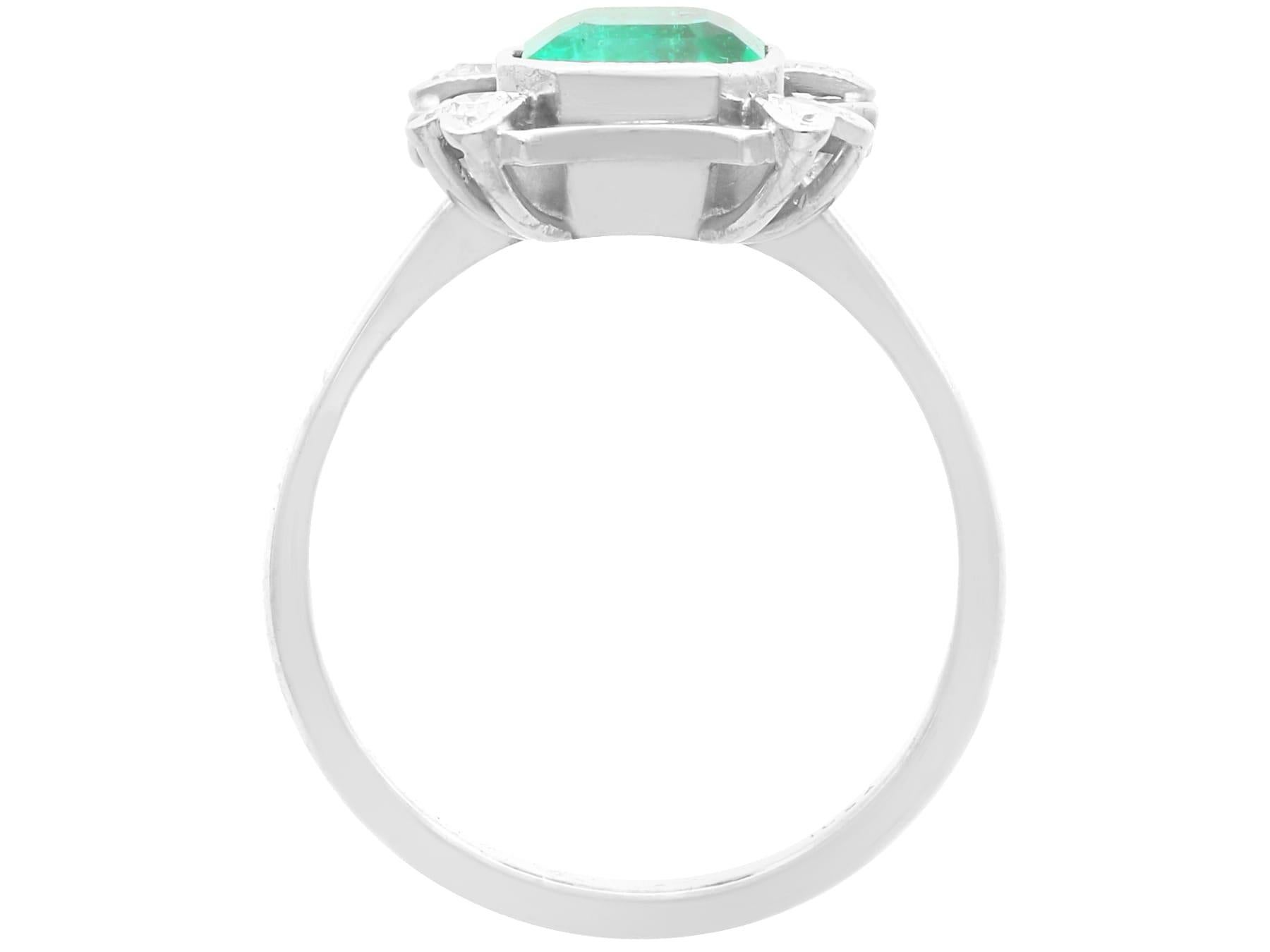 Bague vintage en or blanc 18 carats avec émeraudes et diamants 0,92 carat, c. 1950 en vente 1
