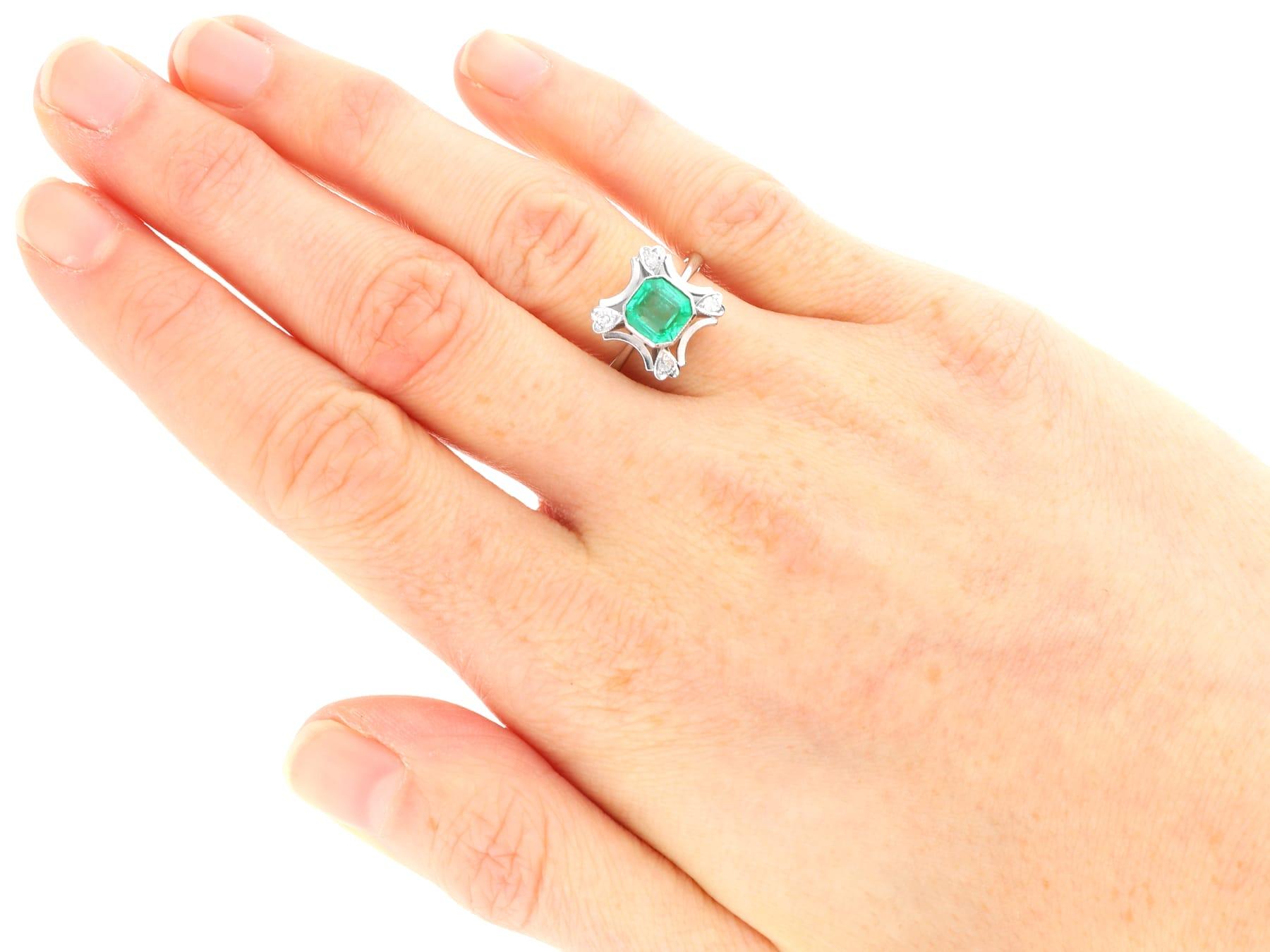 Bague vintage en or blanc 18 carats avec émeraudes et diamants 0,92 carat, c. 1950 en vente 4