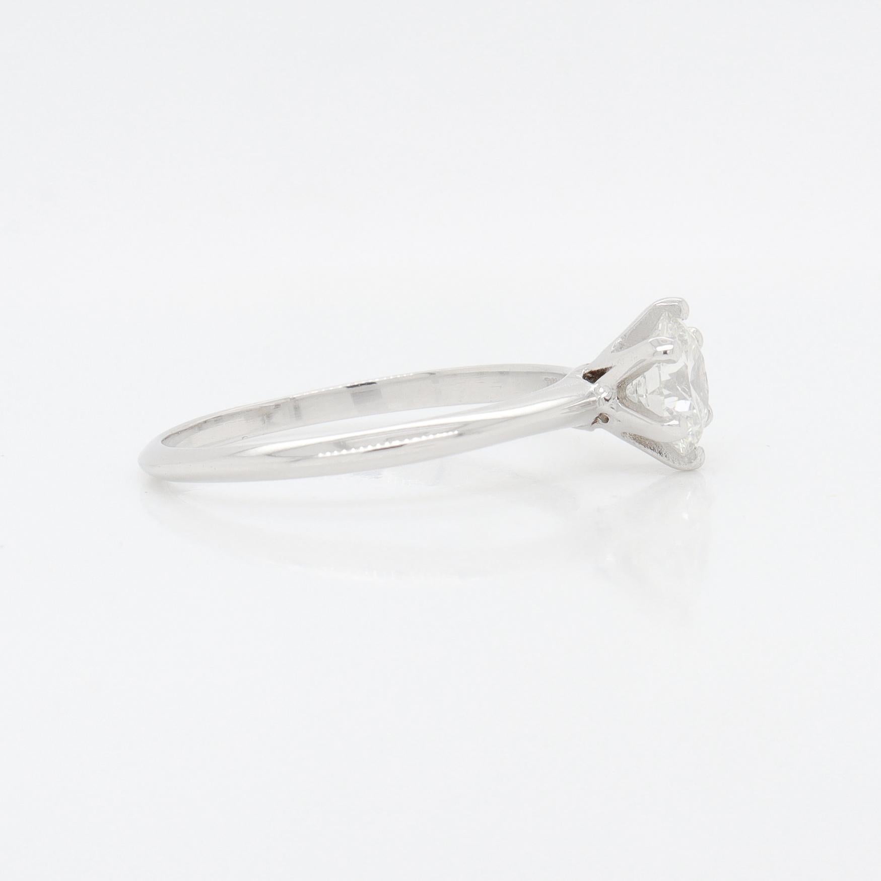 Vintage 0.94 ct Solitaire Diamond Ring in a Tiffany & Co. Platinum Setting For Sale 4