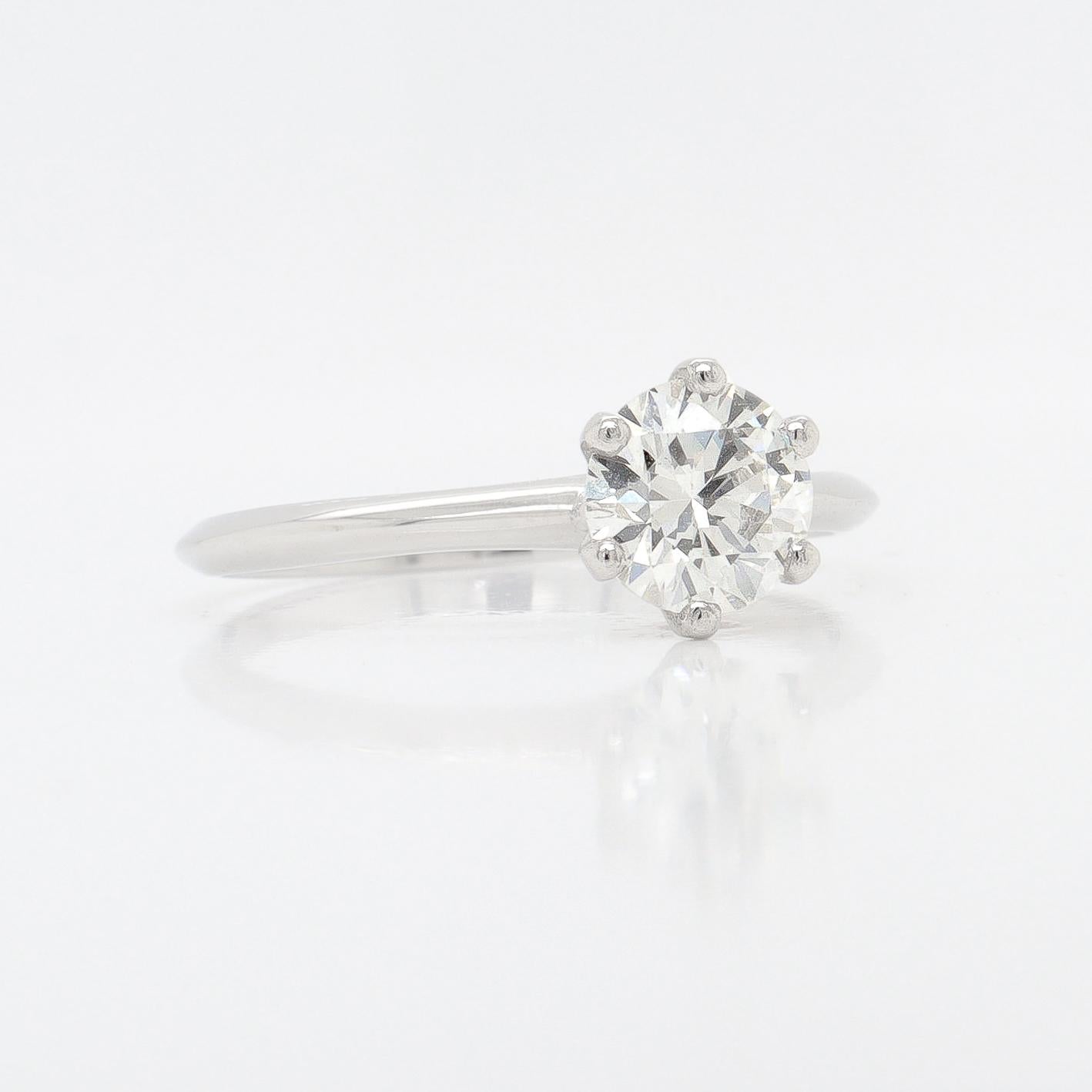 Vintage 0.94 ct Solitaire Diamond Ring in a Tiffany & Co. Platinum Setting For Sale 5
