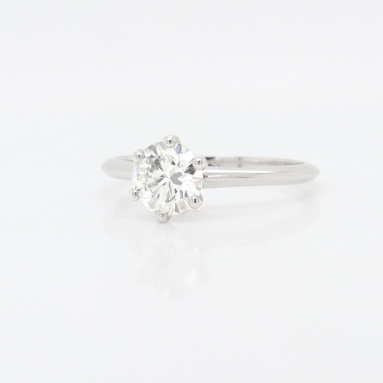Vintage 0.94 ct Solitaire Diamond Ring in a Tiffany & Co. Platinum Setting For Sale 2