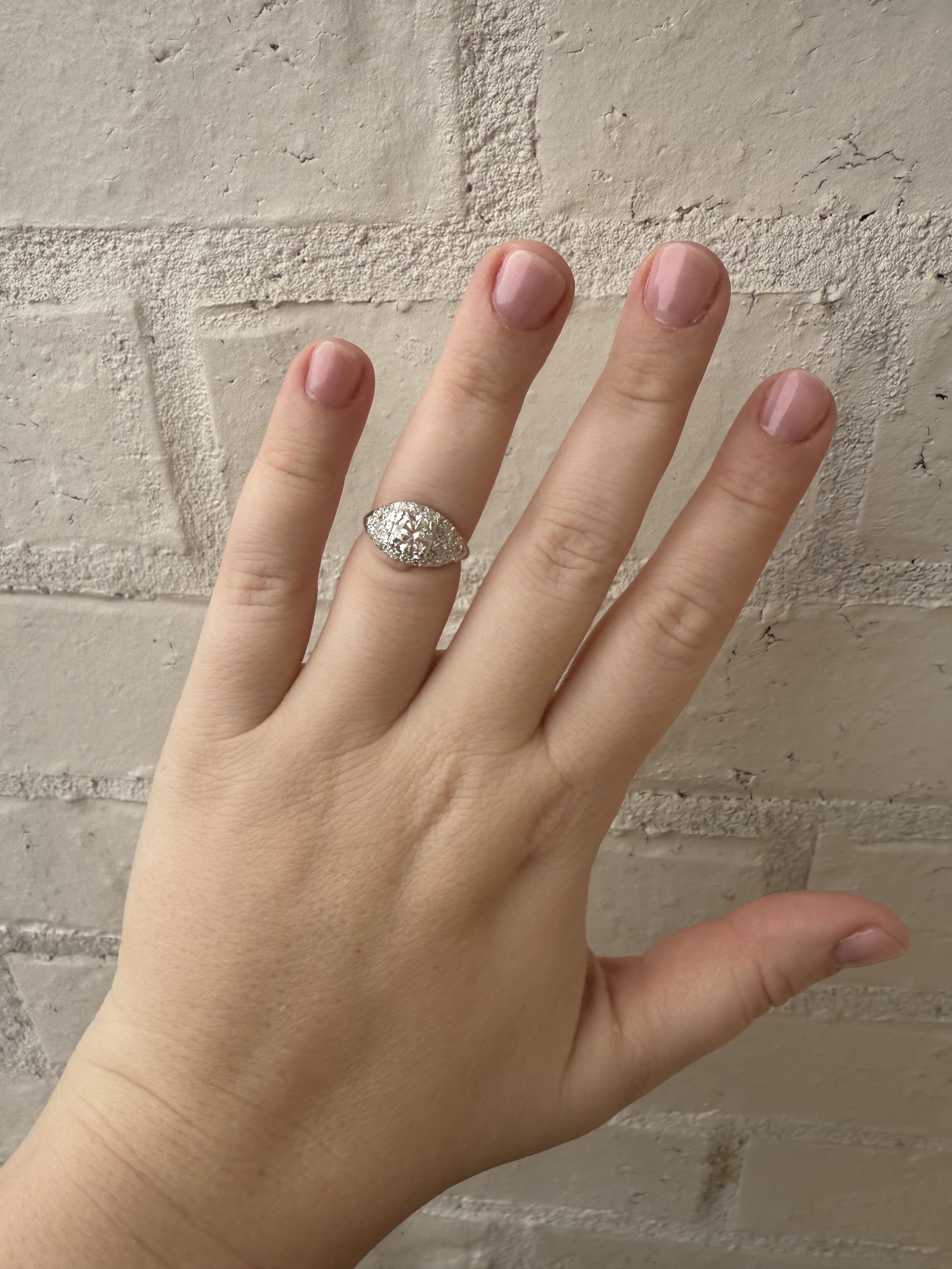 Adoriamo questa bellezza vintage!!!

Dettagli dell'anello
Materiale: Platino
Epoca: Art Deco 1920 - 1940
Larghezza della testa: 10 mm
Altezza della testa: 4,2 mm
Peso: 3,4 grammi
Misura delle dita: 6 1/2
Su richiesta, è possibile ottenere una