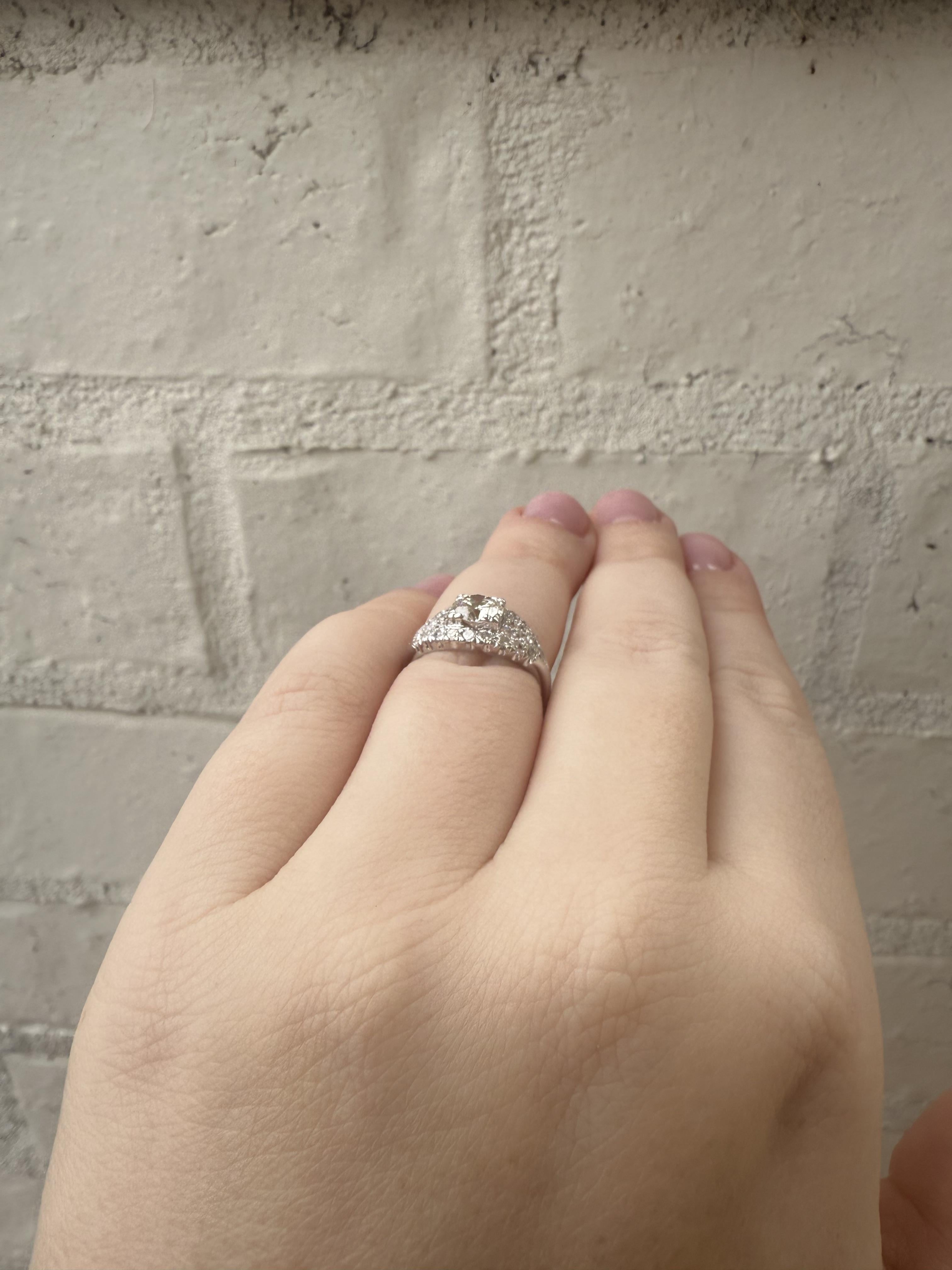 Taglio antico europeo Anello di fidanzamento vintage in platino con diamante da 0.95 carati in vendita