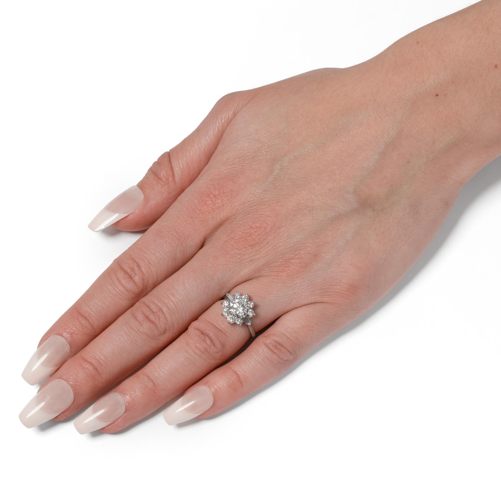 Femenino o masculino Anillo vintage en racimo de diamantes de 0,95 ct, c.1950 en venta