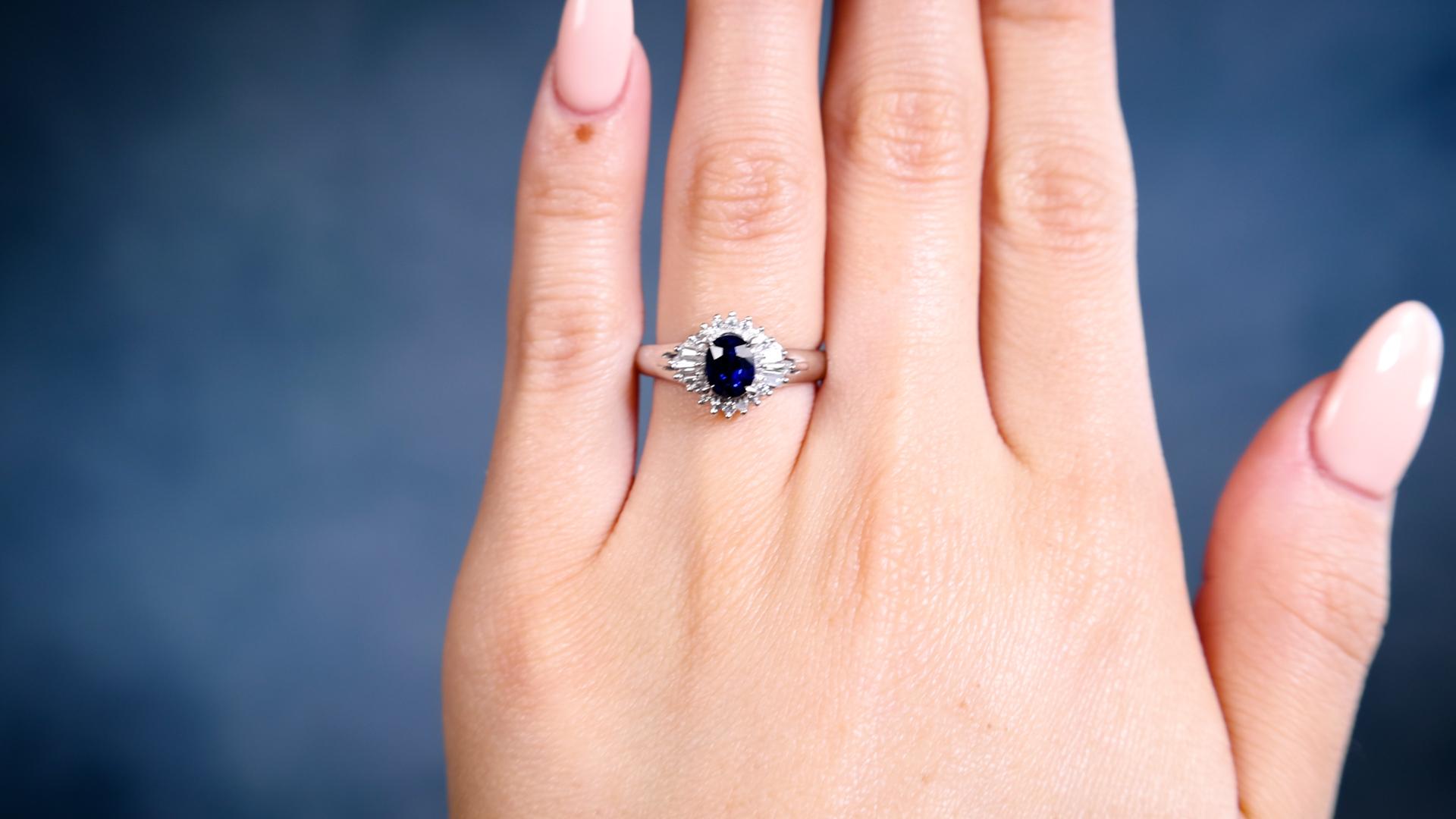 Mixed Cut Vintage 0.97 Carat Sapphire and Diamond Platinum Ring For Sale