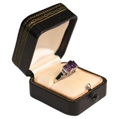 Bague vintage à trois pierres en platine avec améthyste taille émeraude 0,97 carat