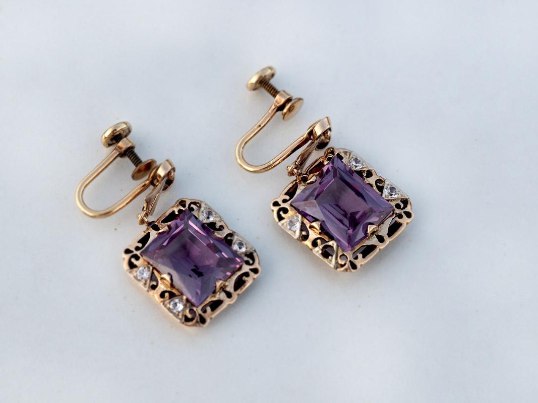 Vintage 1/ 20 12K Gold FIlled NAOMI Emerald Cut Amethyst Earrings with Screw Backings.

Each amethyst stone measures 12mm x 10mm.

Each earring measures 28.5mm from the top of the dangle to the bottom of the frame the amethyst is sitting in.

These