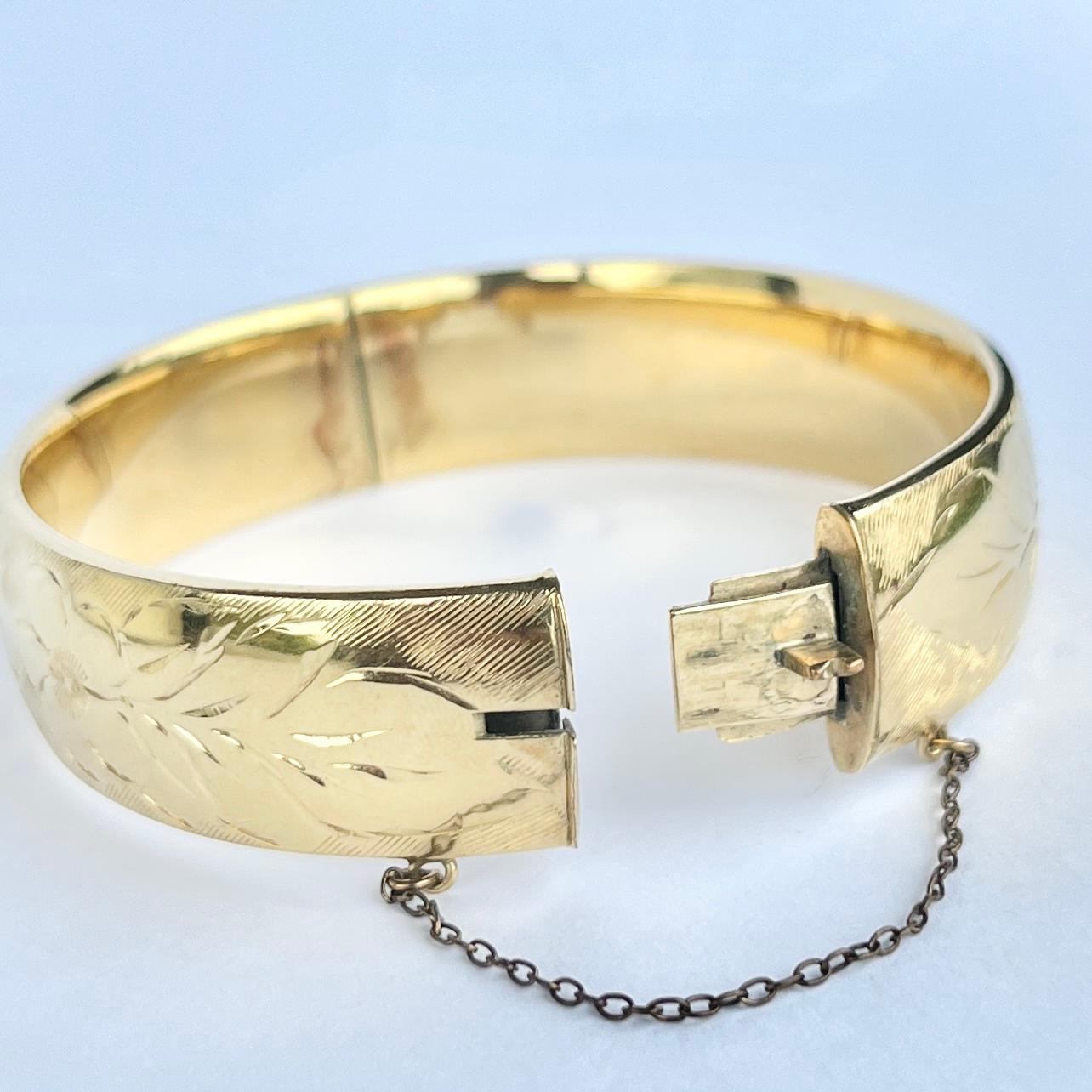 Questo splendido braccialetto in oro 1/5 di pollice ha un'incisione meravigliosa. 

Diametro interno del punto più largo: 6,4cm
Circonferenza interna:  17.5cm
Larghezza bracciale: 16 mm

Peso: 30g