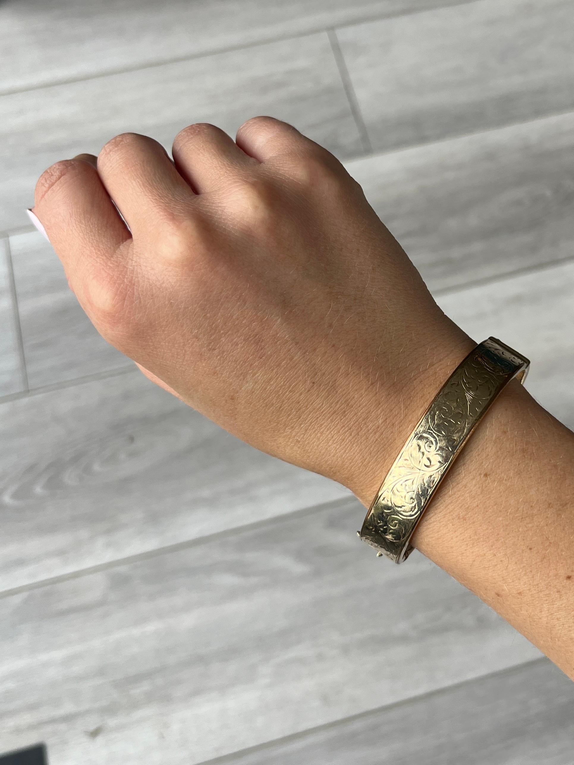 Questo splendido braccialetto in oro 1/5 di pollice ha un'incisione meravigliosa. 

Diametro interno del punto più largo: 6 cm
Circonferenza interna:  17.5cm
Larghezza bracciale: 13 mm

Peso: 22.9 g