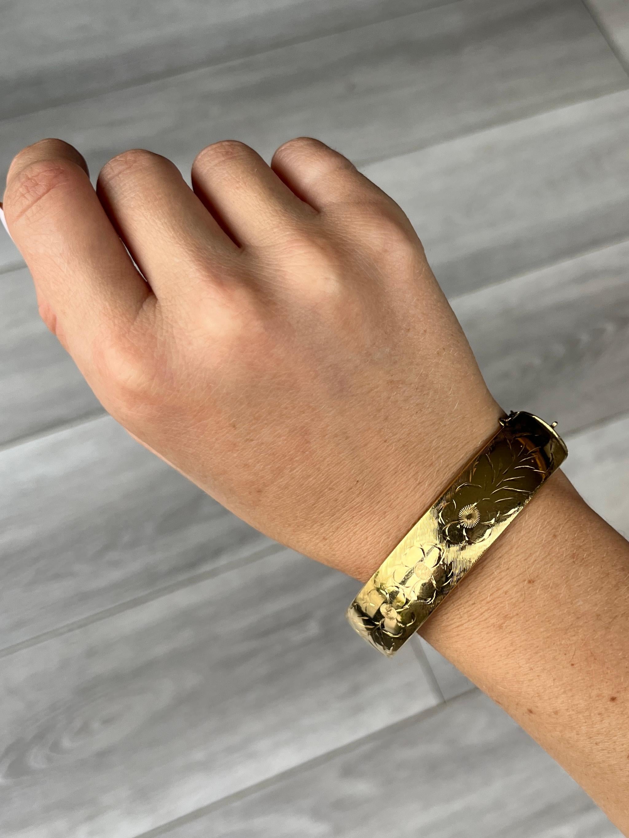 Vintage Bangle con incisione in oro 1/5 9 carati in vendita 1