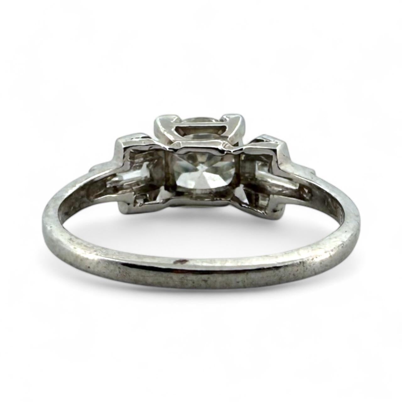 Anillo de compromiso vintage de platino con solitario Art Decó de 1 quilate en venta 5