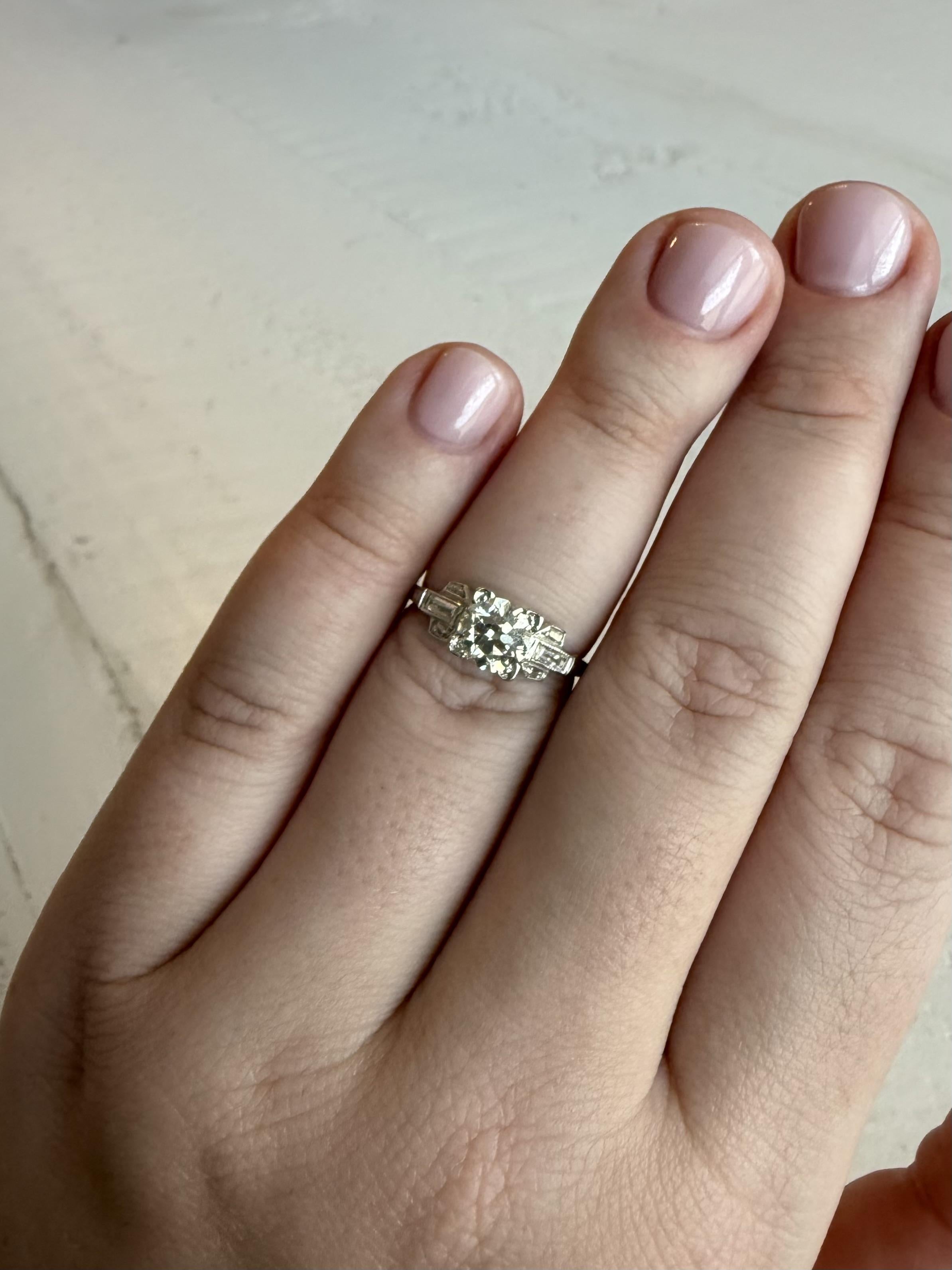 ¡¡¡Estamos encantados de haber adquirido este impresionante anillo de compromiso vintage estilo solitario!!!

Detalles del anillo
Material: Platino
Época: Art Decó 1920 - 1940
Anchura de la cabeza: 6,5 mm
Altura de la cabeza: 5,2 mm
Anchura de la