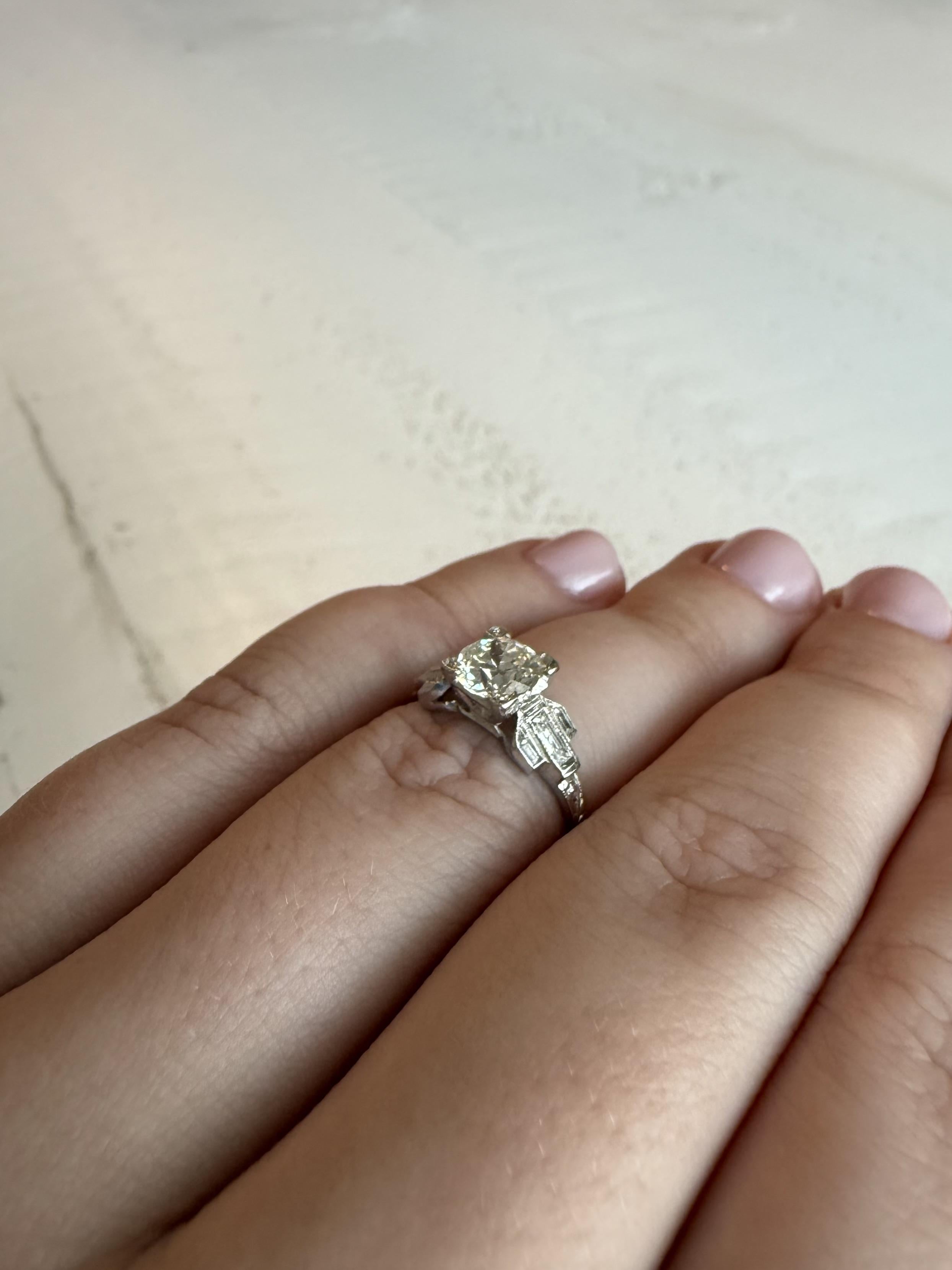 Anillo de compromiso vintage de platino con solitario Art Decó de 1 quilate Corte europeo antiguo en venta