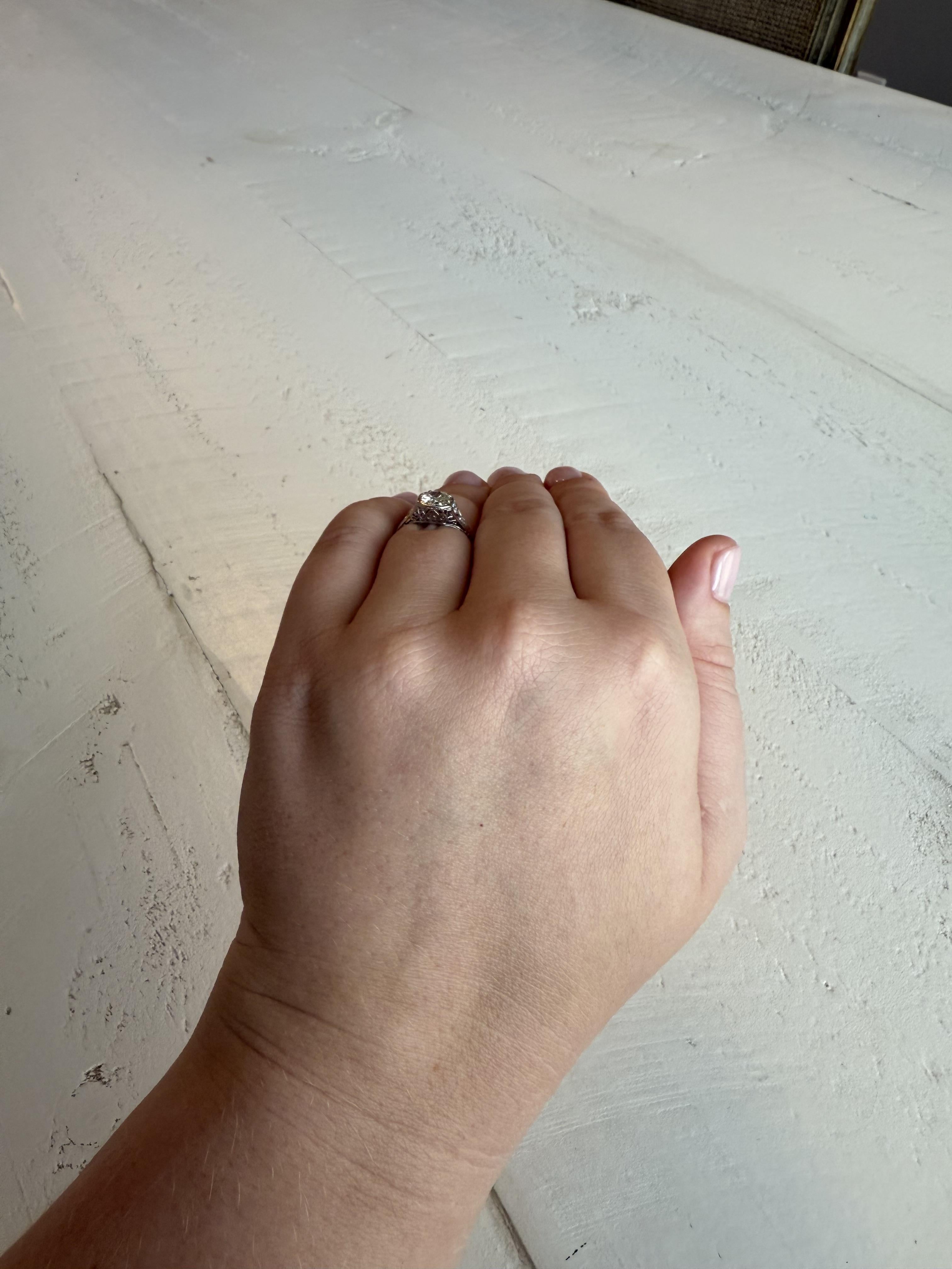 Anillo de compromiso vintage de platino con solitario Art Decó de 1 quilate en Excelente estado para la venta en Montgomery, AL