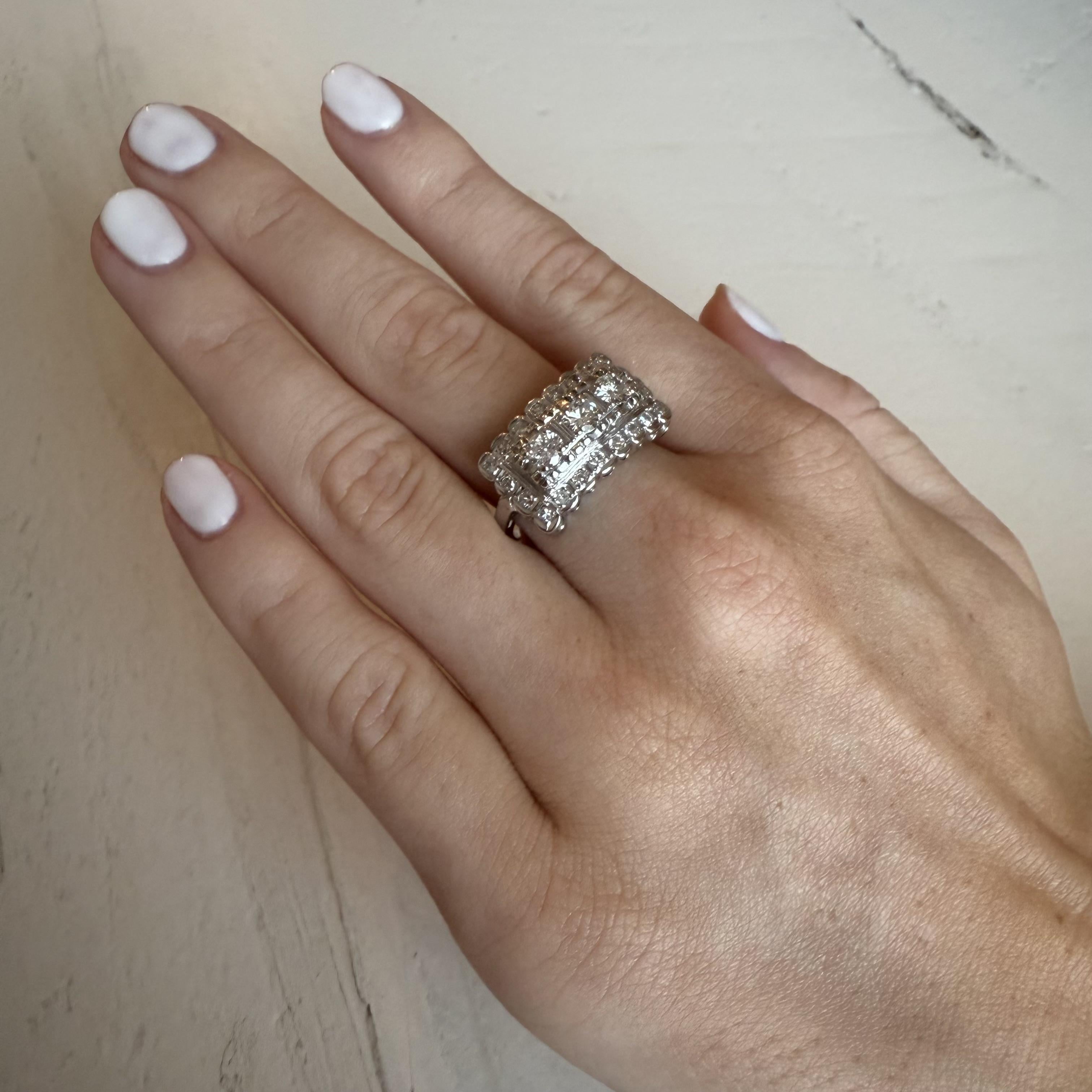 ¡Nos encanta esta belleza clásica vintage!

Detalles del anillo
Material: Oro blanco de 14 quilates
Época: Retro 1940 - 1960
Anchura de la cabeza: 11,6 mm
Altura del cabezal: 5 mm
Anchura de la caña: 1,8 mm
Peso: 5.7 gramos
Tamaño del dedo: 10 1/2
A