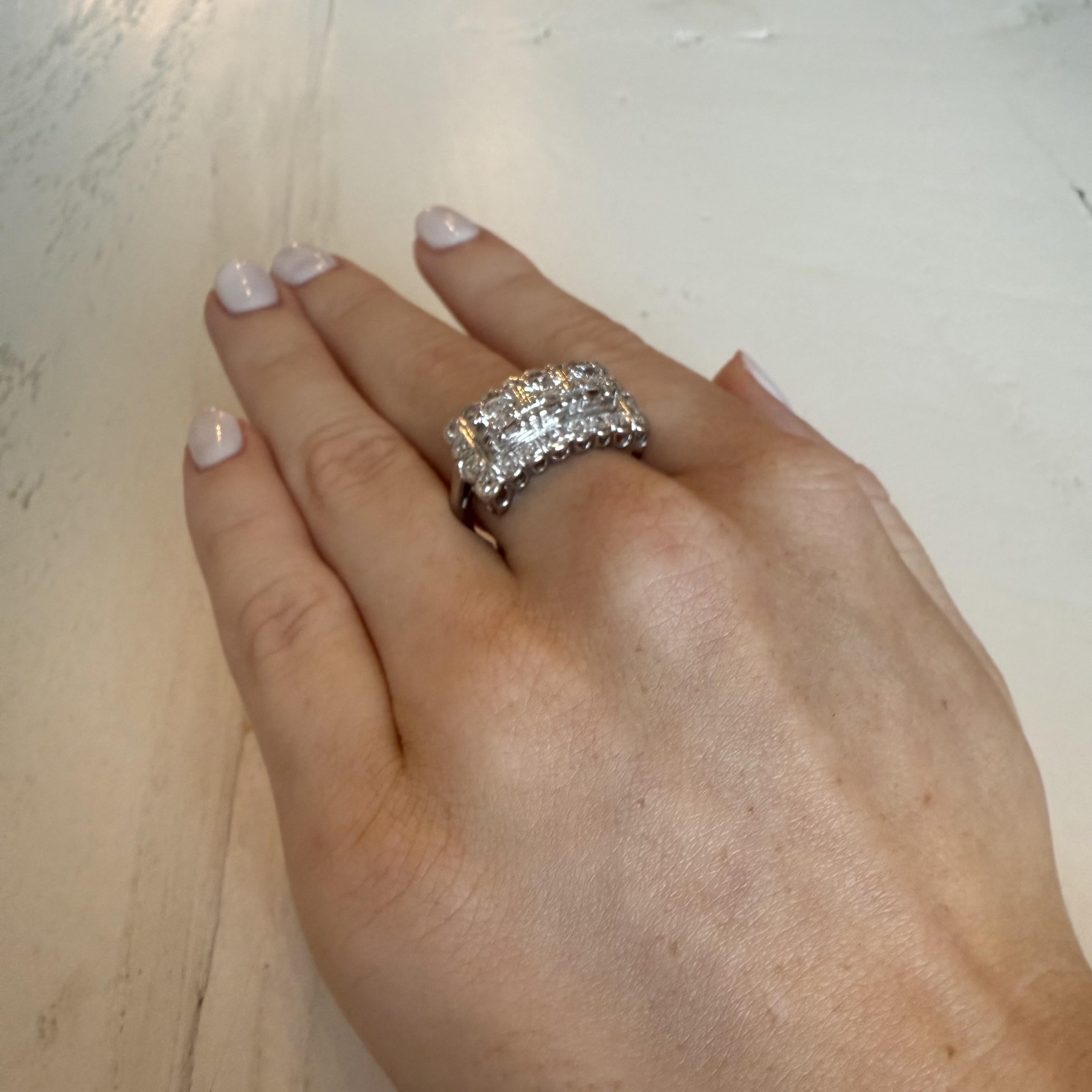 Anillo de cóctel vintage de diamantes de 1 quilate y oro blanco de 14 quilates Retro en venta