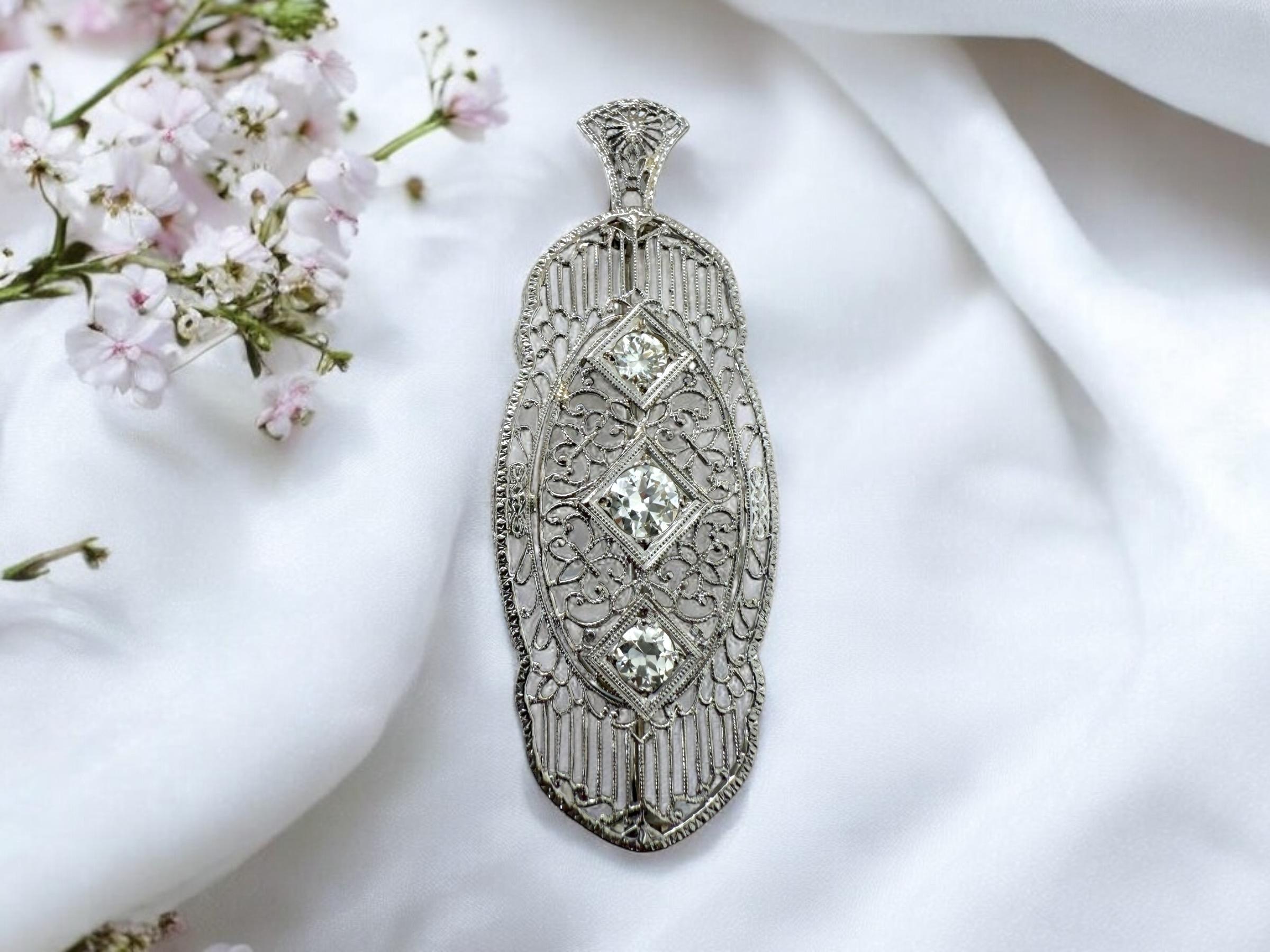 Nous adorons cette beauté vintage polyvalente !

Détails de la broche
MATERIAL : Or blanc 14K
Époque : Art déco 1920 - 1940
Largeur : 3/4 de pouce
Longueur : 2 1/4 pouces
Poids : 5,1 grammes

Accentué par les pierres précieuses suivantes
1 - 5,1 mm