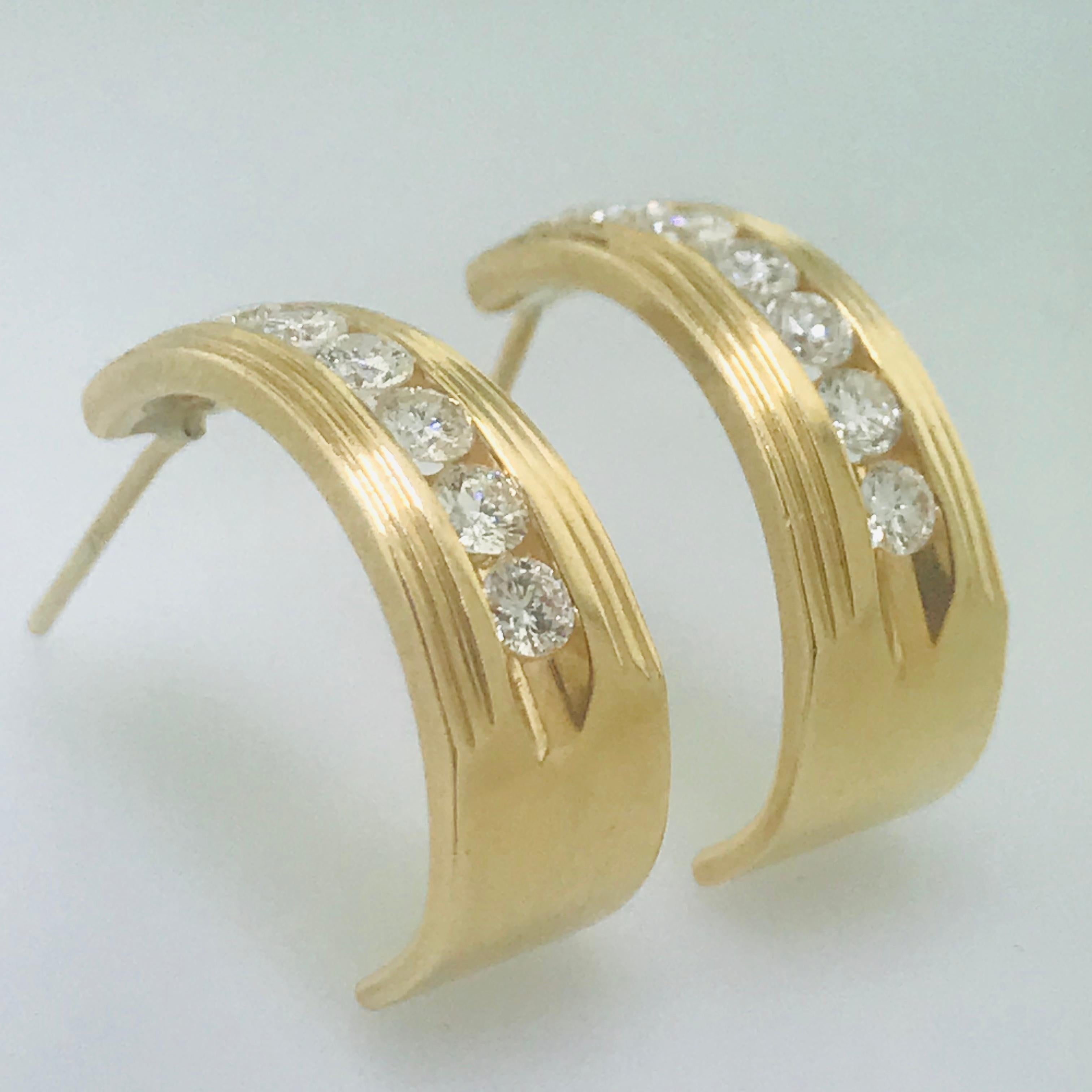 Fun & Fabulous 1 carat Diamond Earrings. 1.00 carat total weight of diamonds.
How fun are these vintage diamond half hoop earrings? With 14 round brilliant white diamonds there is a total diamond weight of 1.00 carat! The diamonds are very clear