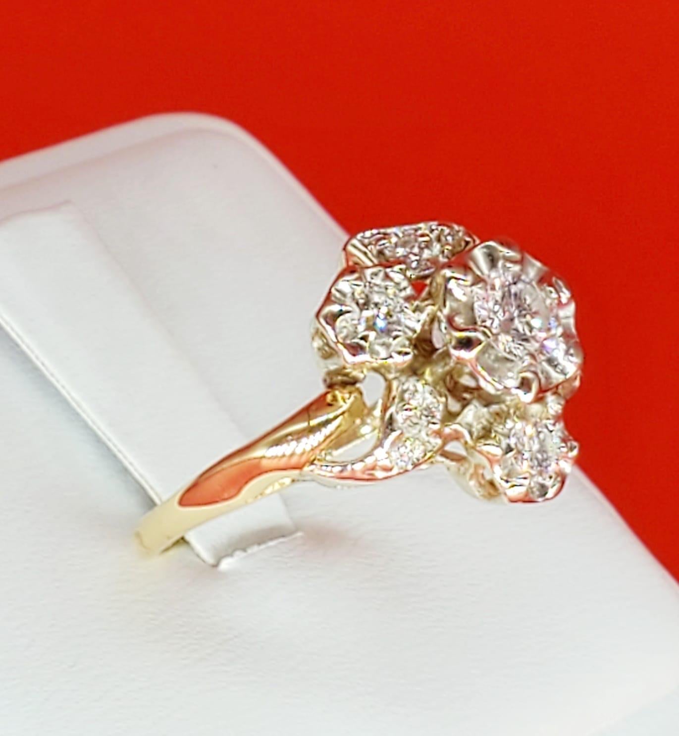 Round Cut Vintage 1 Carat Diamonds Flower Cluster Ring 18 Karat Gold For Sale