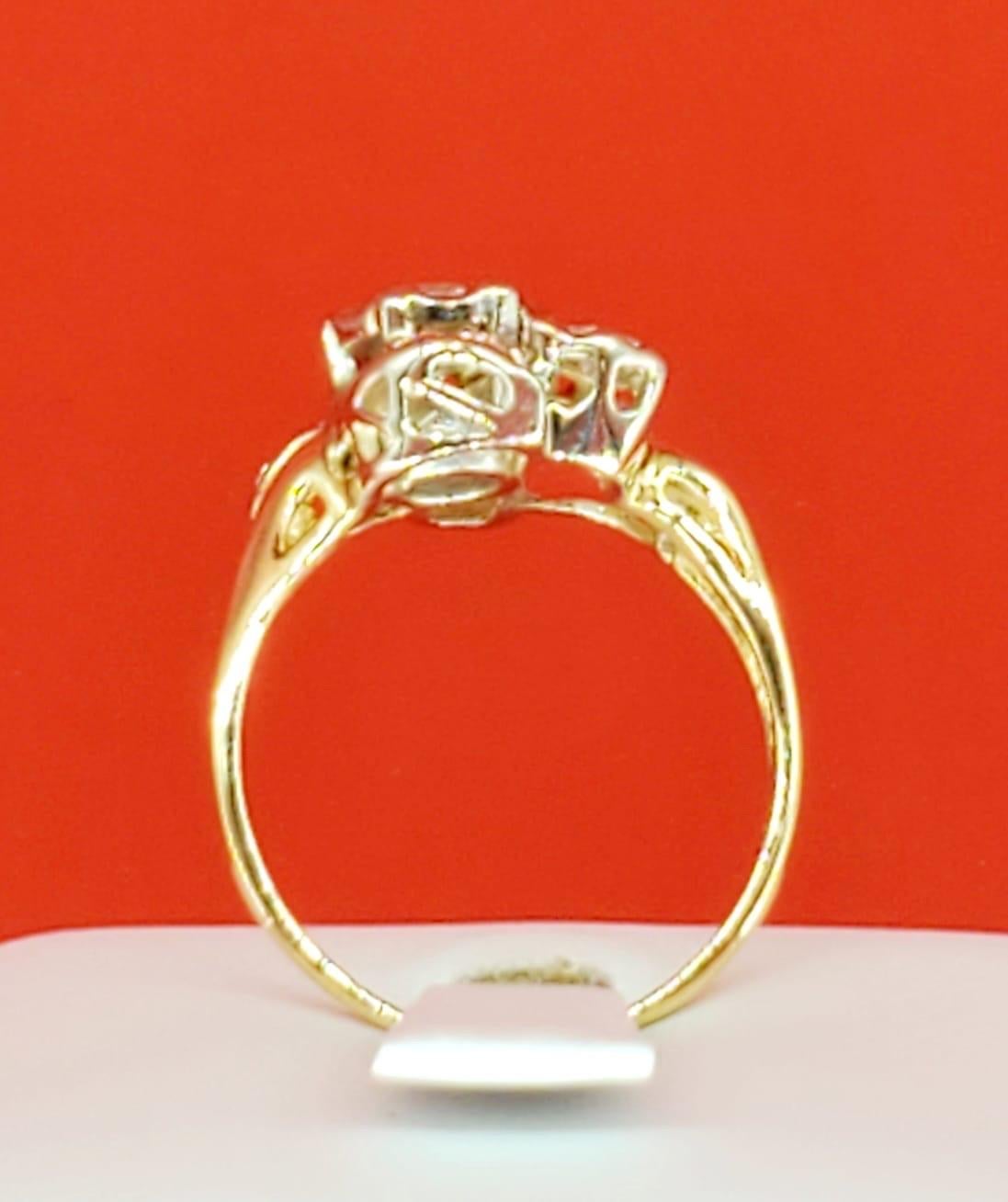 Women's Vintage 1 Carat Diamonds Flower Cluster Ring 18 Karat Gold For Sale