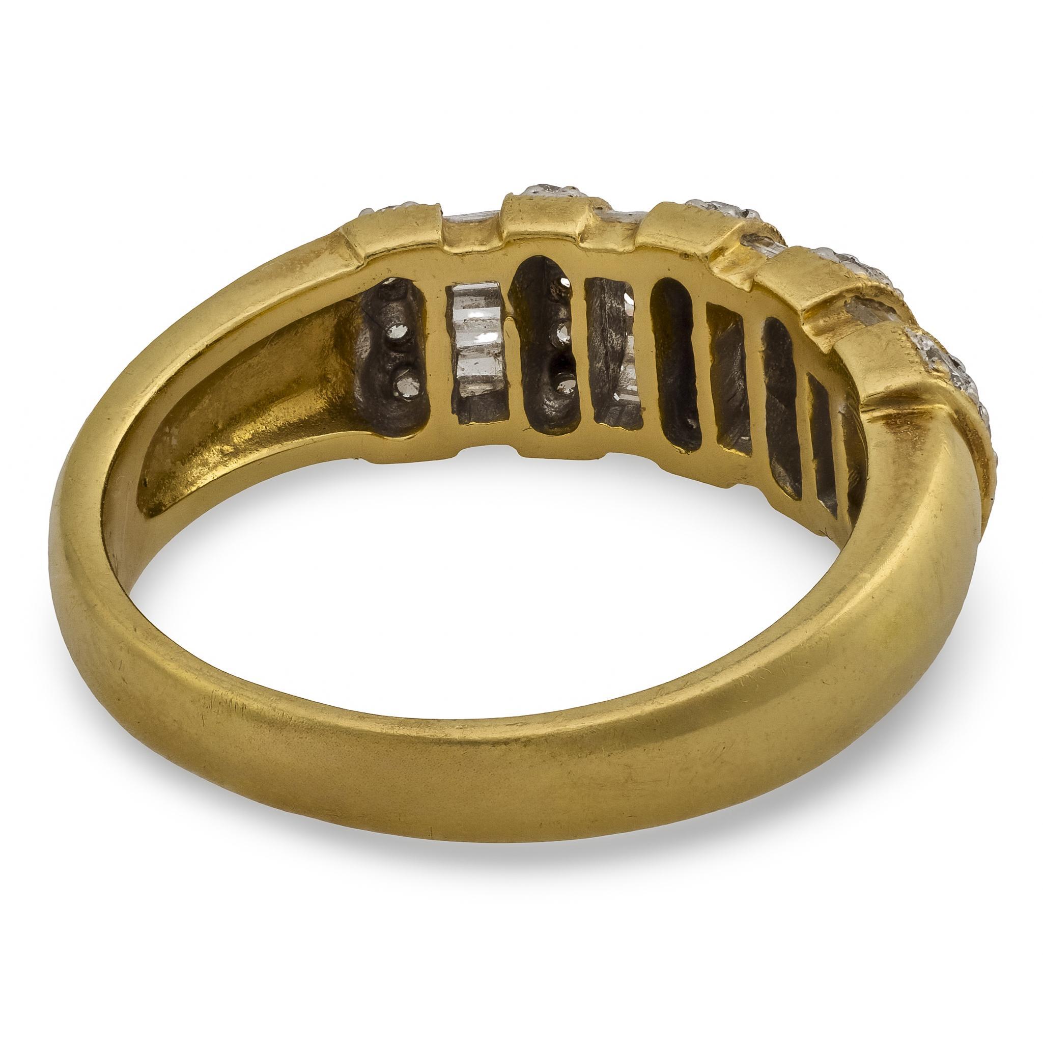 Taglio baguette Fascia vintage con diamante rotondo e baguette da 1 carato in oro giallo 18 carati in vendita