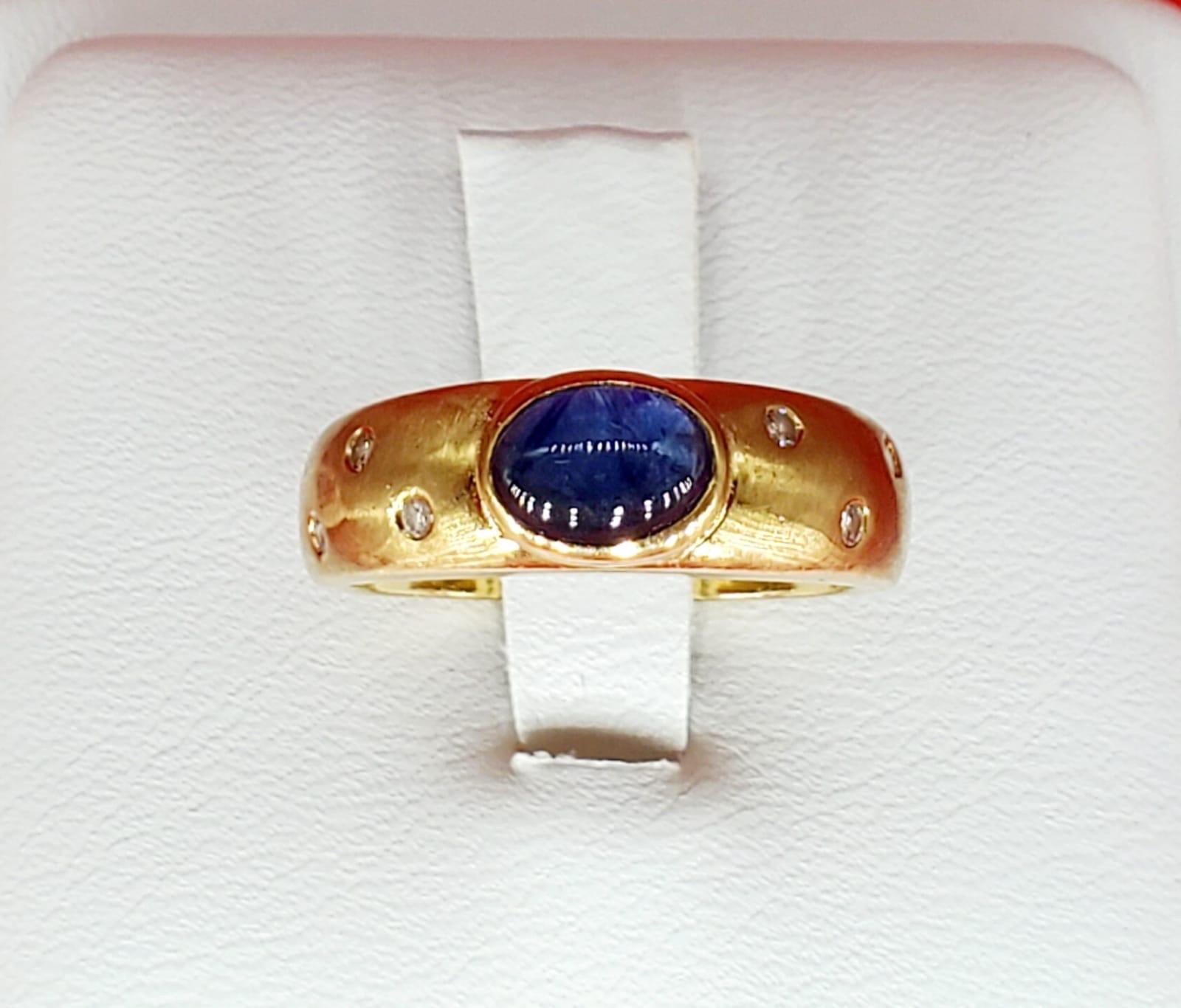 Outstanding Vintage 1 Carat Sapphire Cabochon & Diamonds Etoile Star Galaxy Ring. The sapphire weights approx 0.90 carat and the diamonds surrounding the ring total weight approx 0.10 carats. The ring is a Etoile design (means stars in French) which